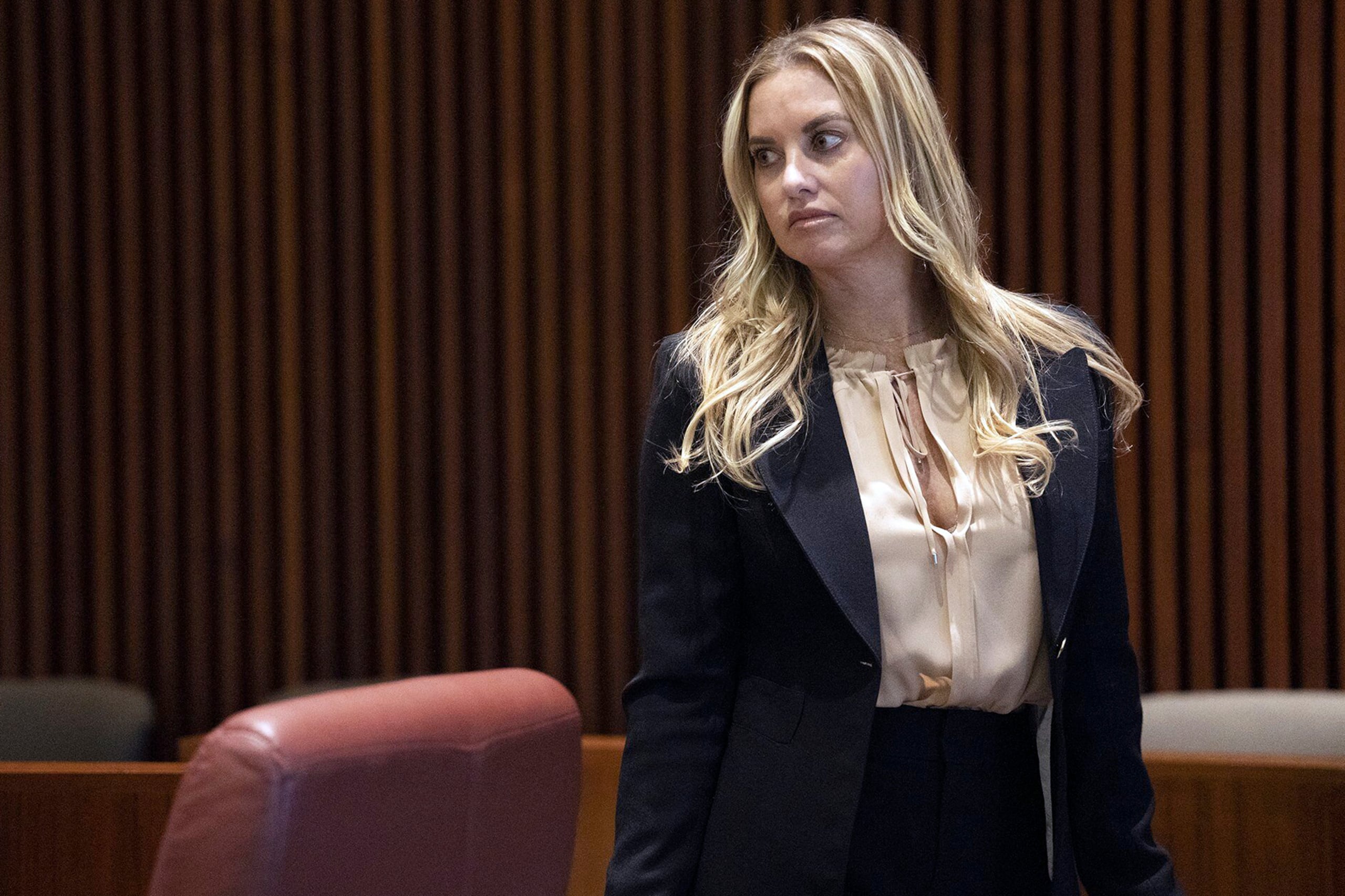 La doctora Katherine Roxanne Grawe, conocida por sus seguidores en línea y sus pacientes como "Dra. Roxy", compareció ante una audiencia de la Junta Médica de Ohio el miércoles 12 de julio de 2023 en Columbus, Ohio. (Courtney Hergesheimer/The Columbus Dispatch vía AP)