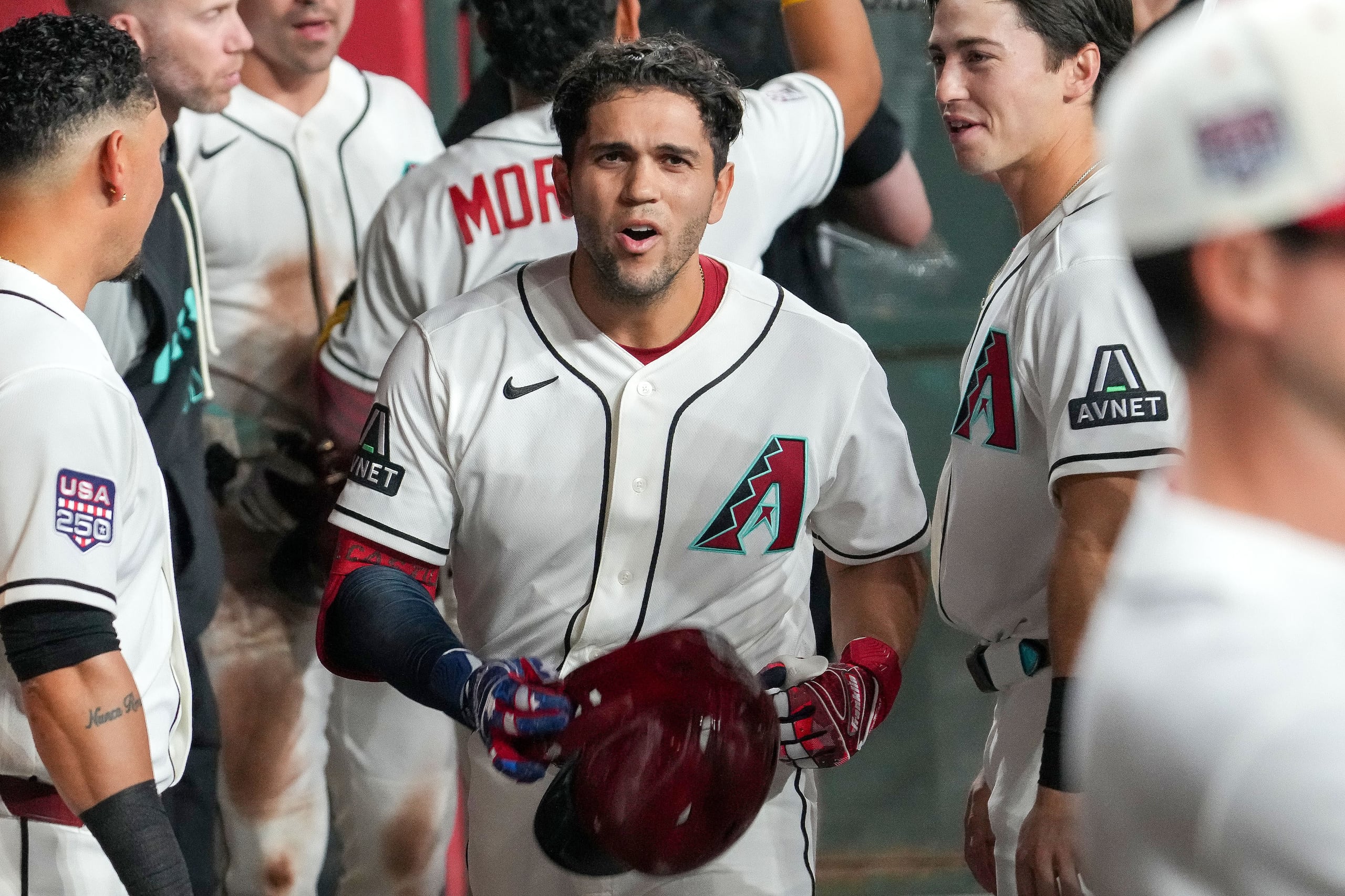 Adrián del Castillo, de los Diamondbacks de Arizona, celebra con sus compañeros después de batear un cuadrangular.