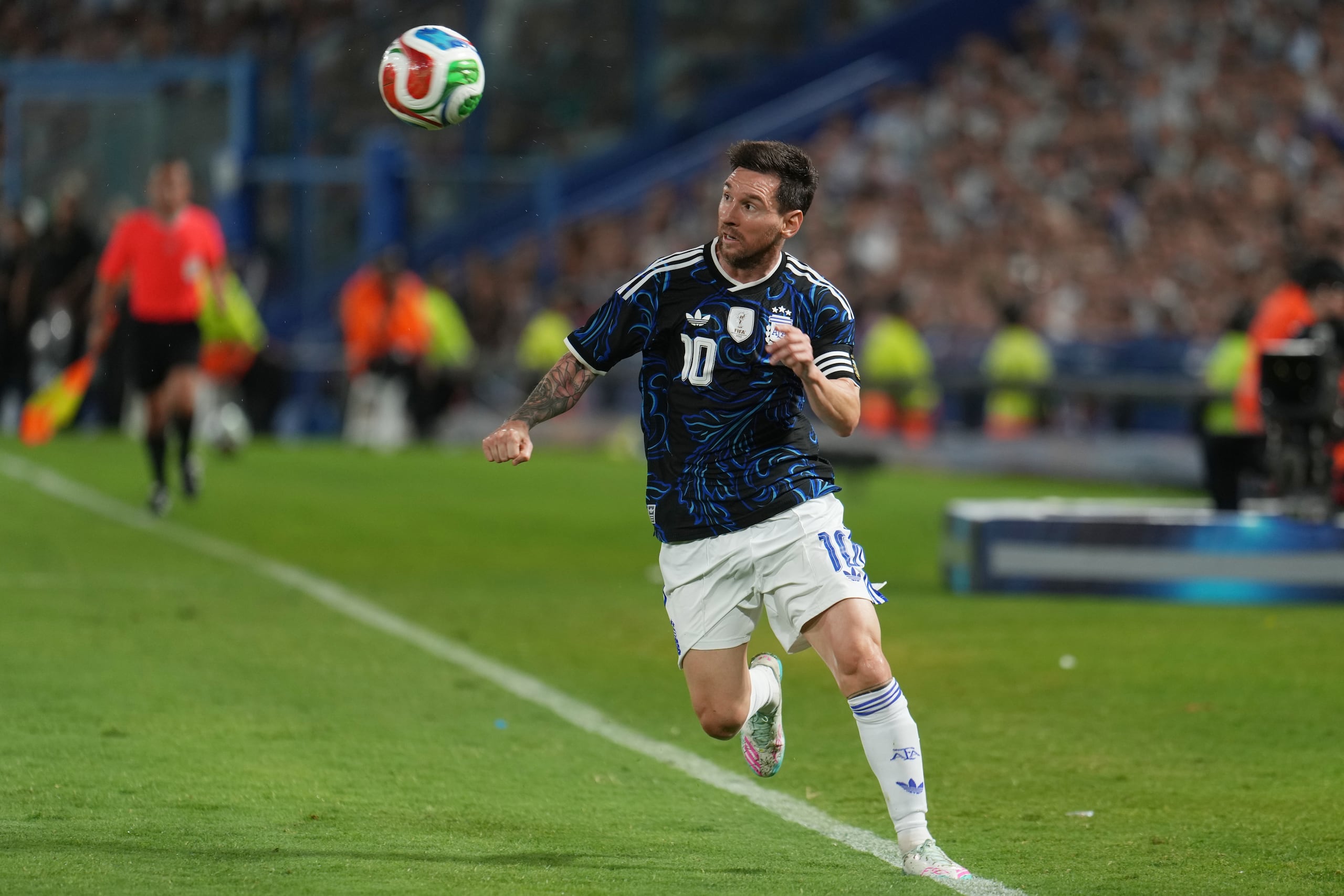 Lionel Messi, de la selección de Argentina, persigue un balón durante un partido amistoso contra Zambia en Buenos aires, el martes 31 de marzo de 2026 (AP Foto/Rodrigo Abd)
