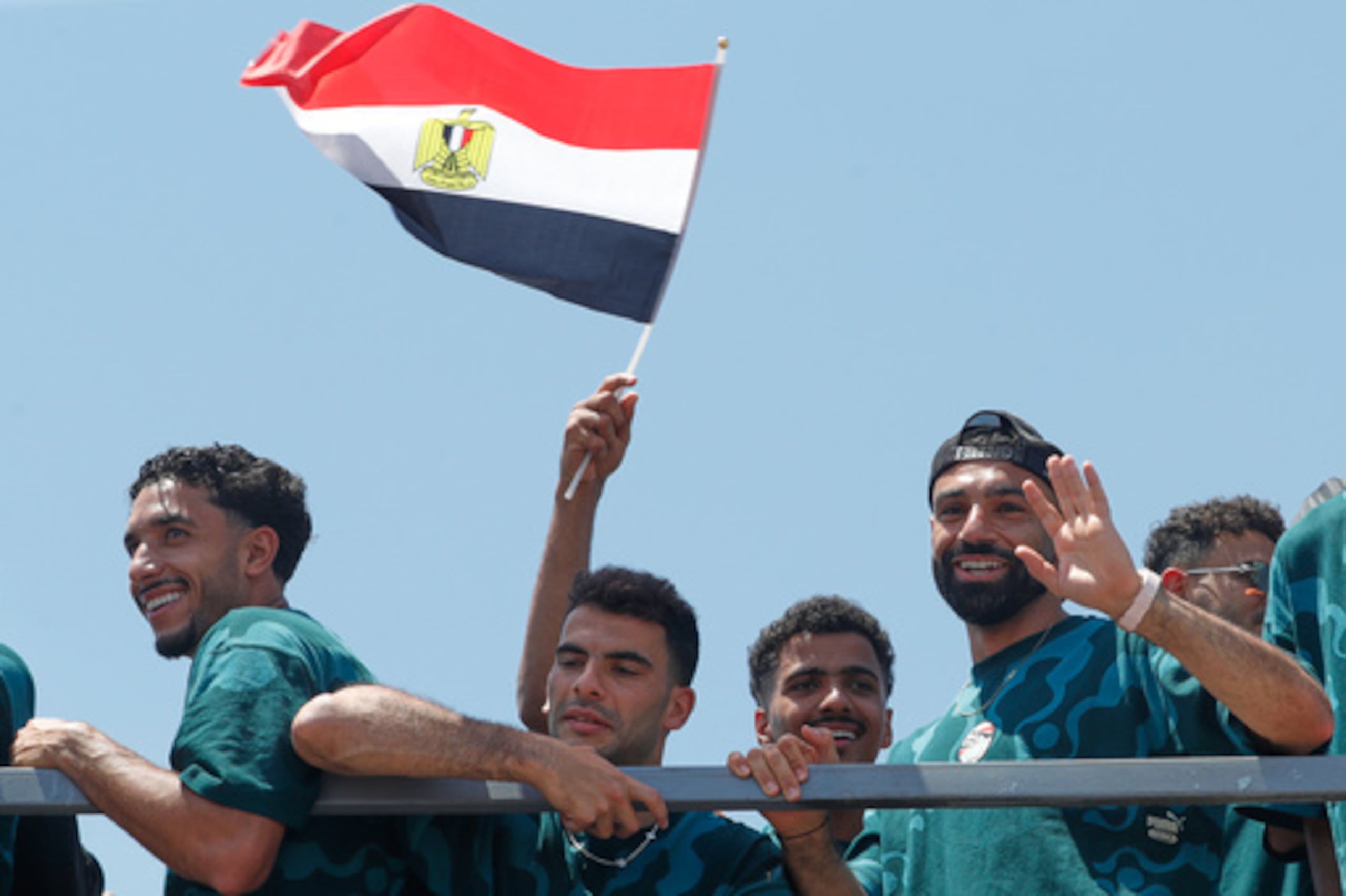 El delantero Mohamed Salah (a la derecha) sonríe durante la bienvenida a la selección de Egipto en el aeropuerto de El Alamein el viernes 10 de julio de 2026. (Foto AP)