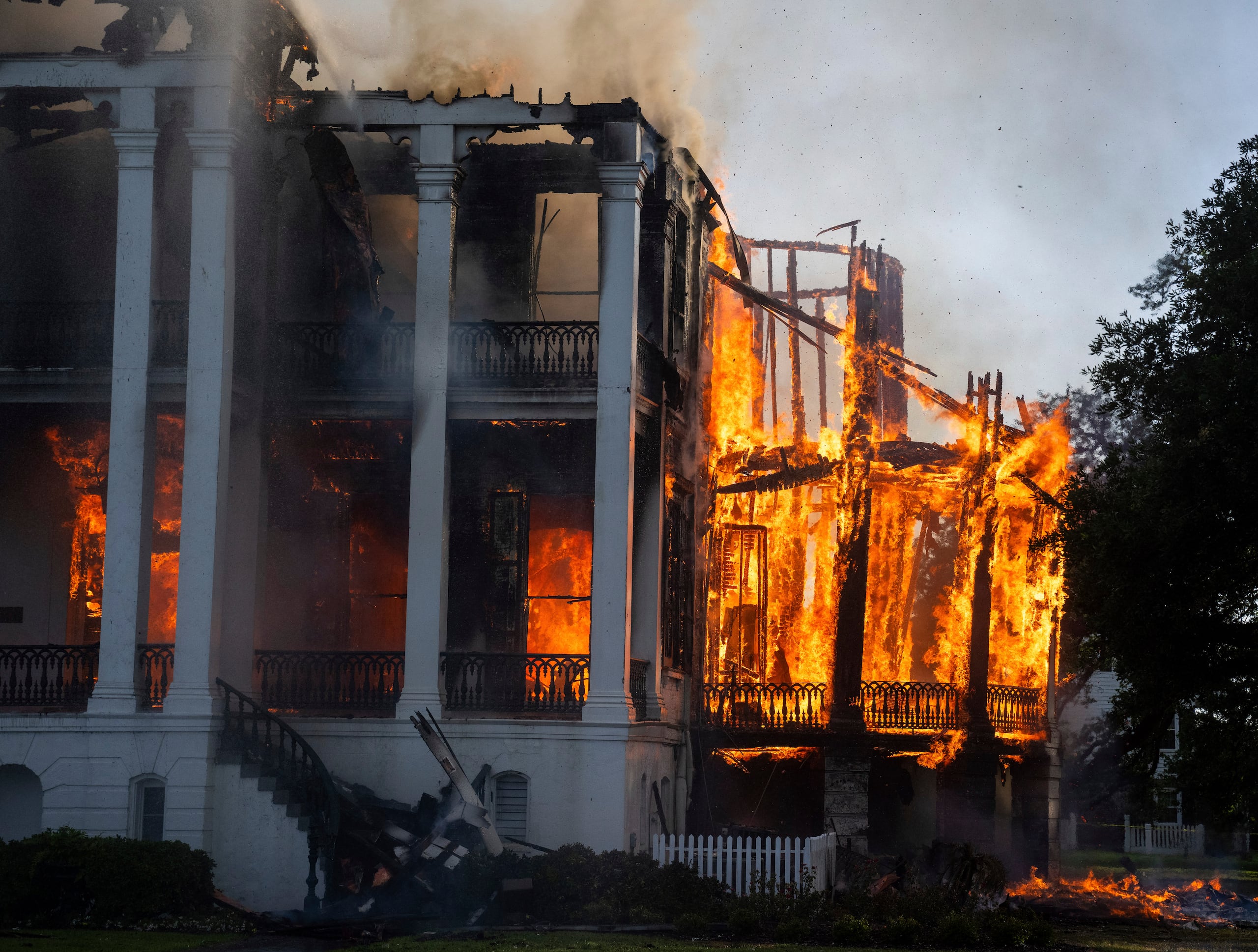 El ala norte de la plantación Nottoway comienza a derrumbarse mientras los equipos combaten el fuego, el jueves 15 de mayo de 2025 en White Castle, Luisiana. (Michael Johnson /The Advocate vía AP)