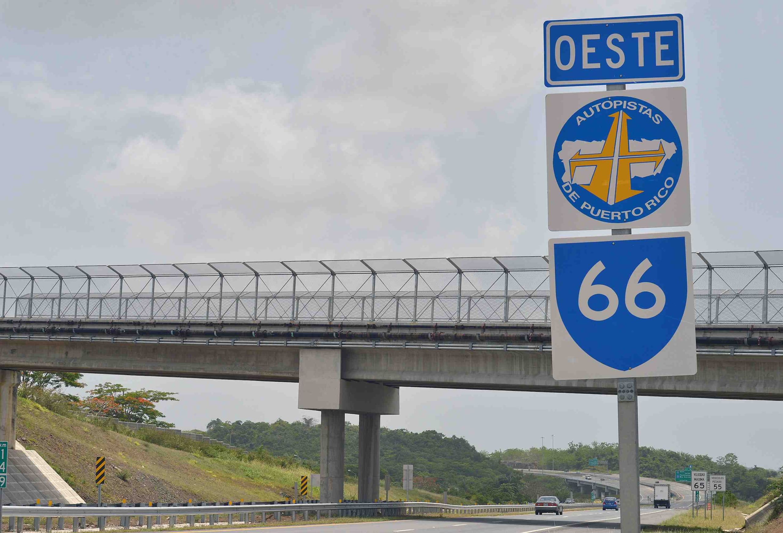 El accidente entre los dos vehículos, reportado a eso de las 5:15 a.m. en el kilómetro 6.1 de la mencionada vía, provocó que por varias horas el tramo que discurre de Canóvanas a Carolina fuera cerrado al tránsito.