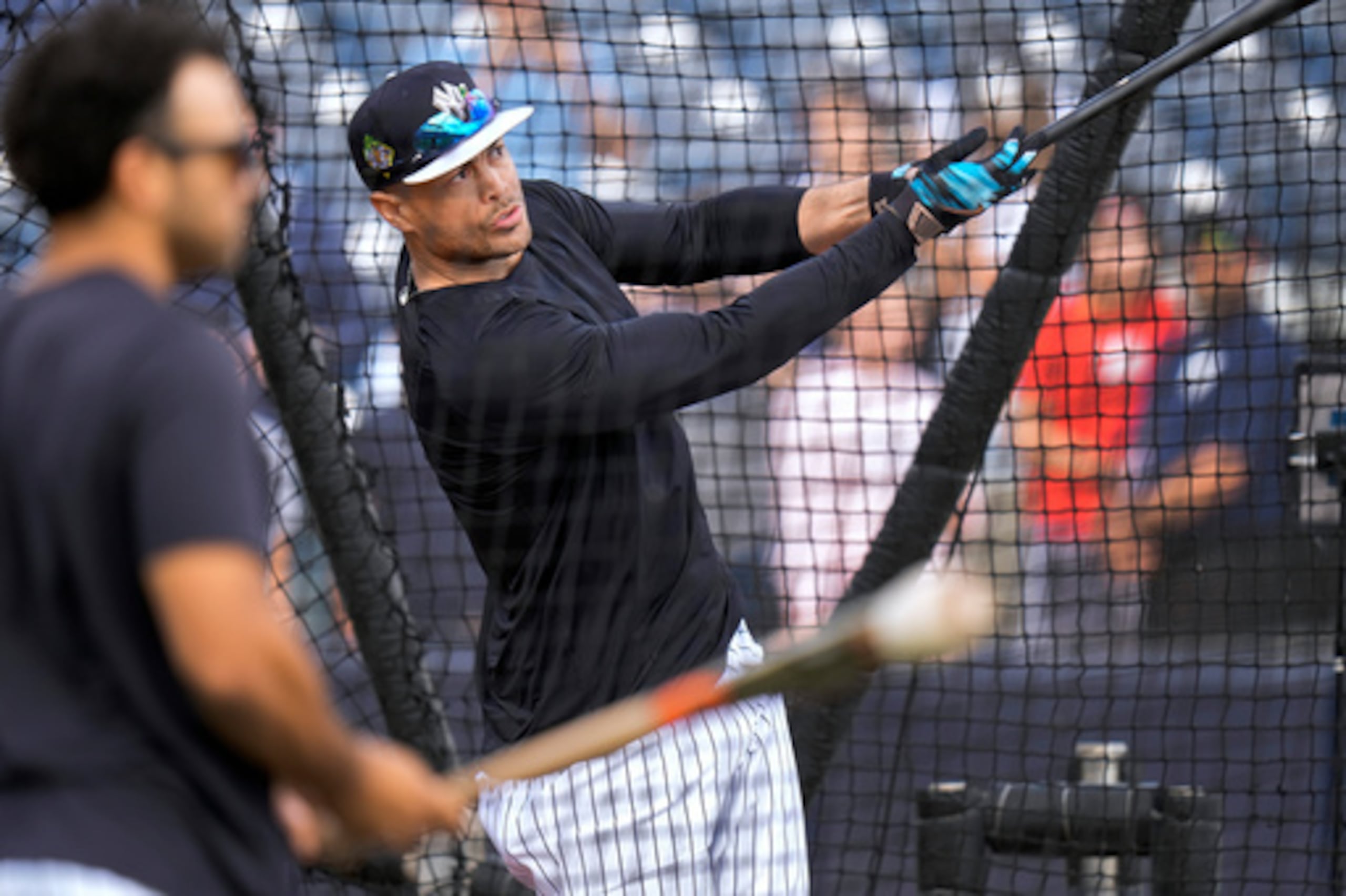 Giancarlo Stanton, de los Yankees de Nueva York, batea durante un entrenamiento de béisbol de primavera el lunes 16 de febrero de 2026 en Tampa, Florida (AP Photo/Chris O'Meara)
