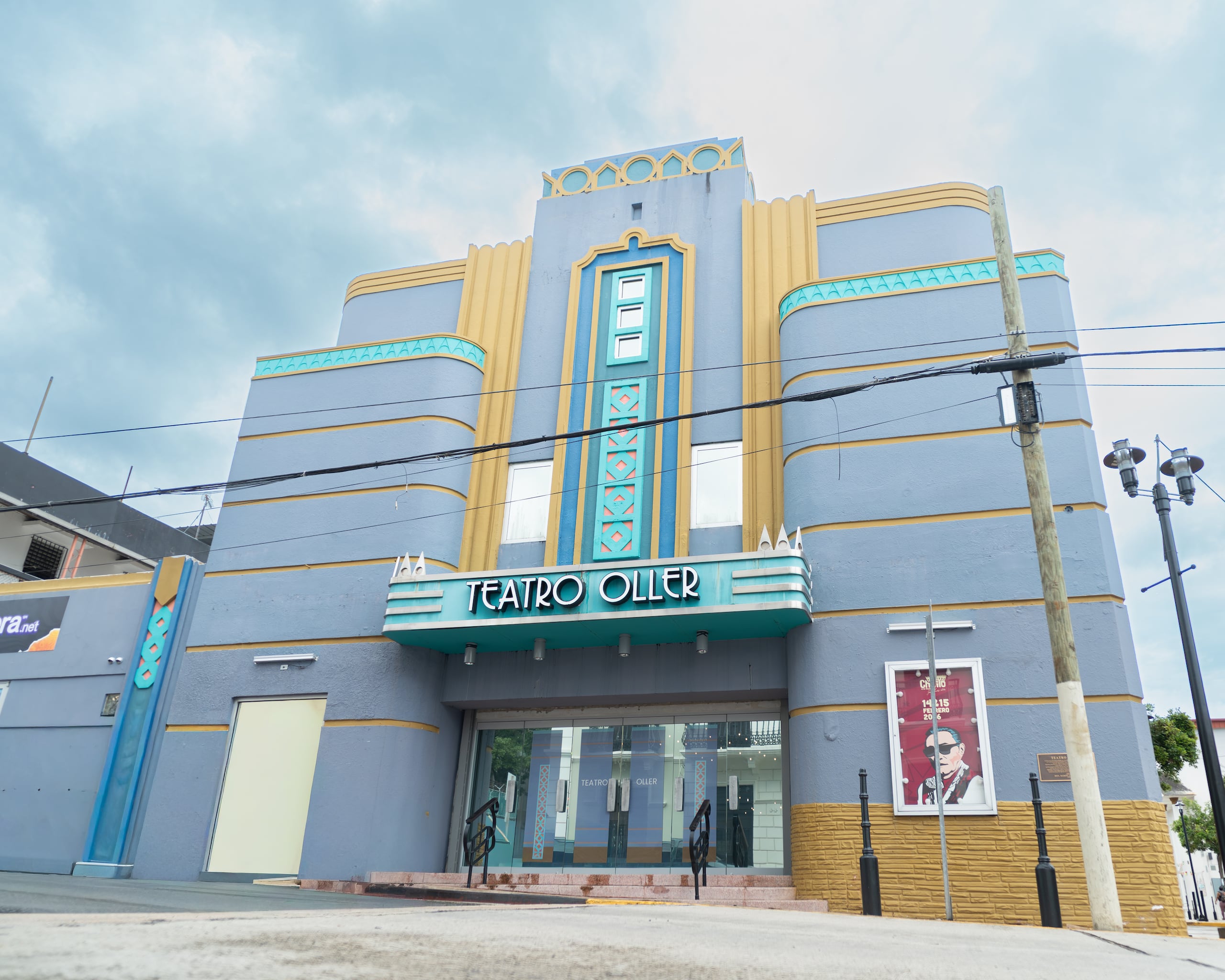 El teatro cuenta con capacidad para aproximadamente hasta 800 personas.