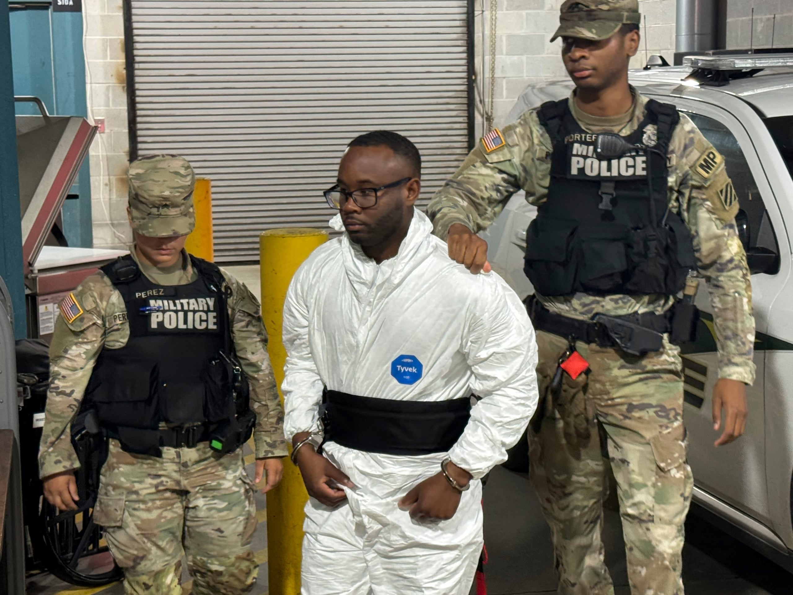 El sargento Quornelius Radford, sospechoso de haber disparado contra cinco soldados en Fort Stewart, es escoltado por la policía militar hacia una sala de fichaje en la cárcel del condado de Liberty, en Hinesville, Georgia, el miércoles.