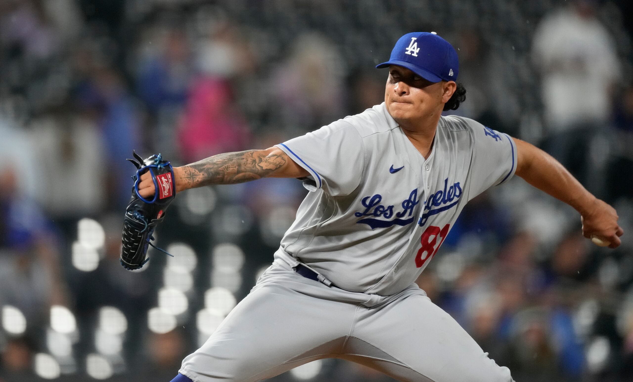 El relevista de los Dodgers de Los Ángeles, Víctor González, lanza en el séptimo inning ante los Rockies de Colorado, el 29 de junio de 2023, en Denver. González ha sido canjeado a los Yankees de Nueva York.