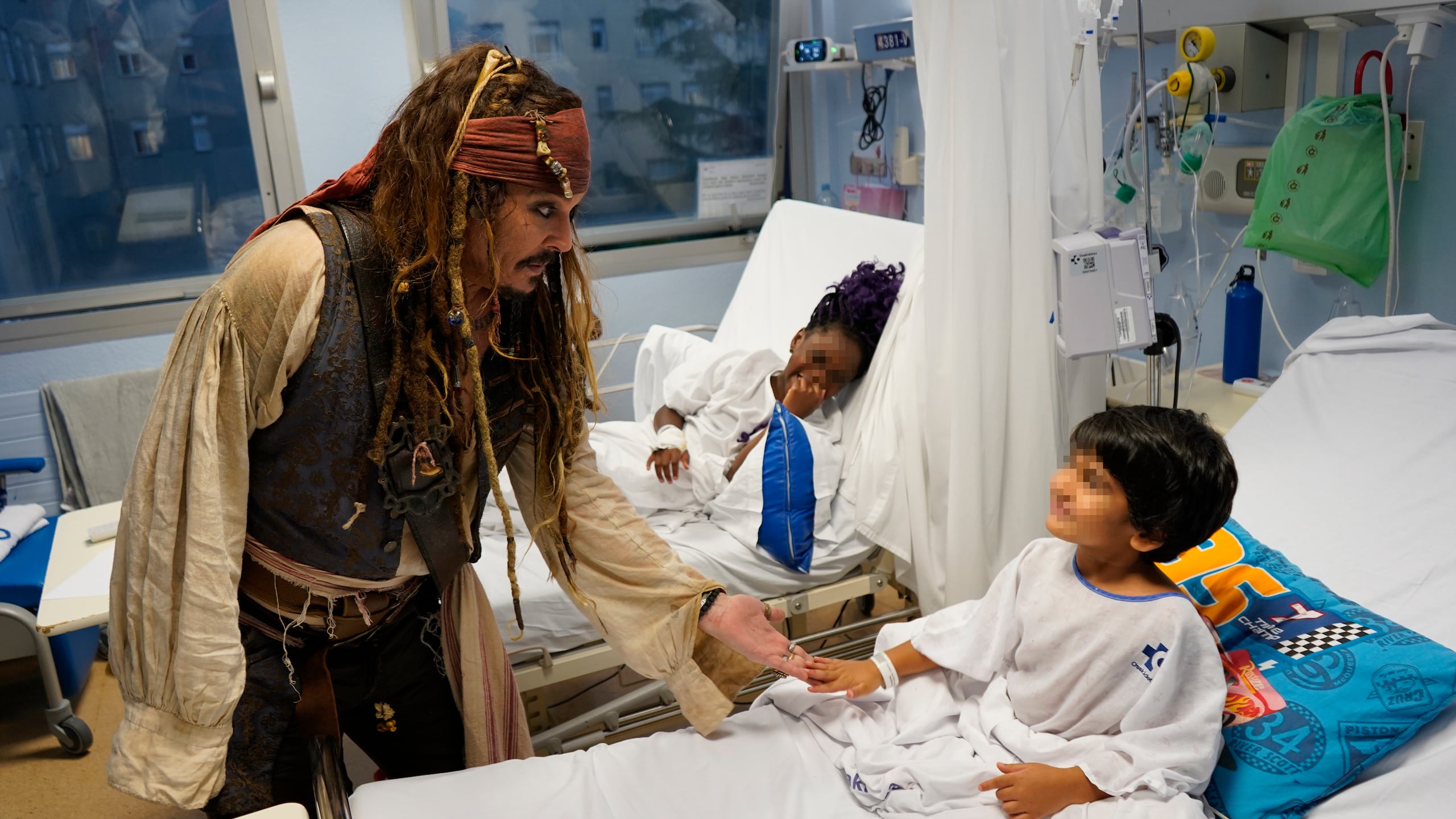 El actor Johnny Deep, vestido de capitán Jack Sparrow, durante la visita que realizó a los niños del Hospital Universitario de Donostia, en la ciudad española de San Sebastián.
