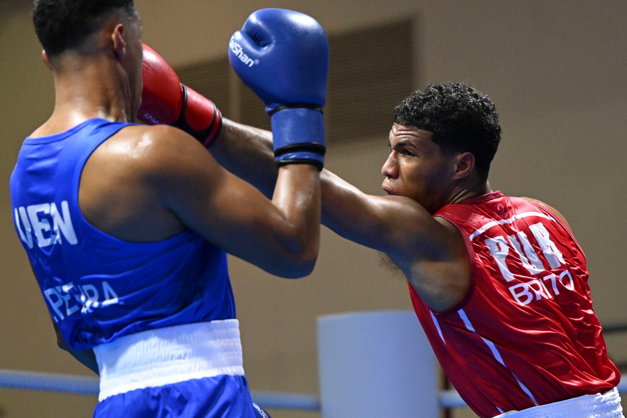 Eliezer Brito (derecha) enfrentará a Charles Antonio, de Barbados, a partir de las 6:00 de la tarde, hora de Puerto Rico.