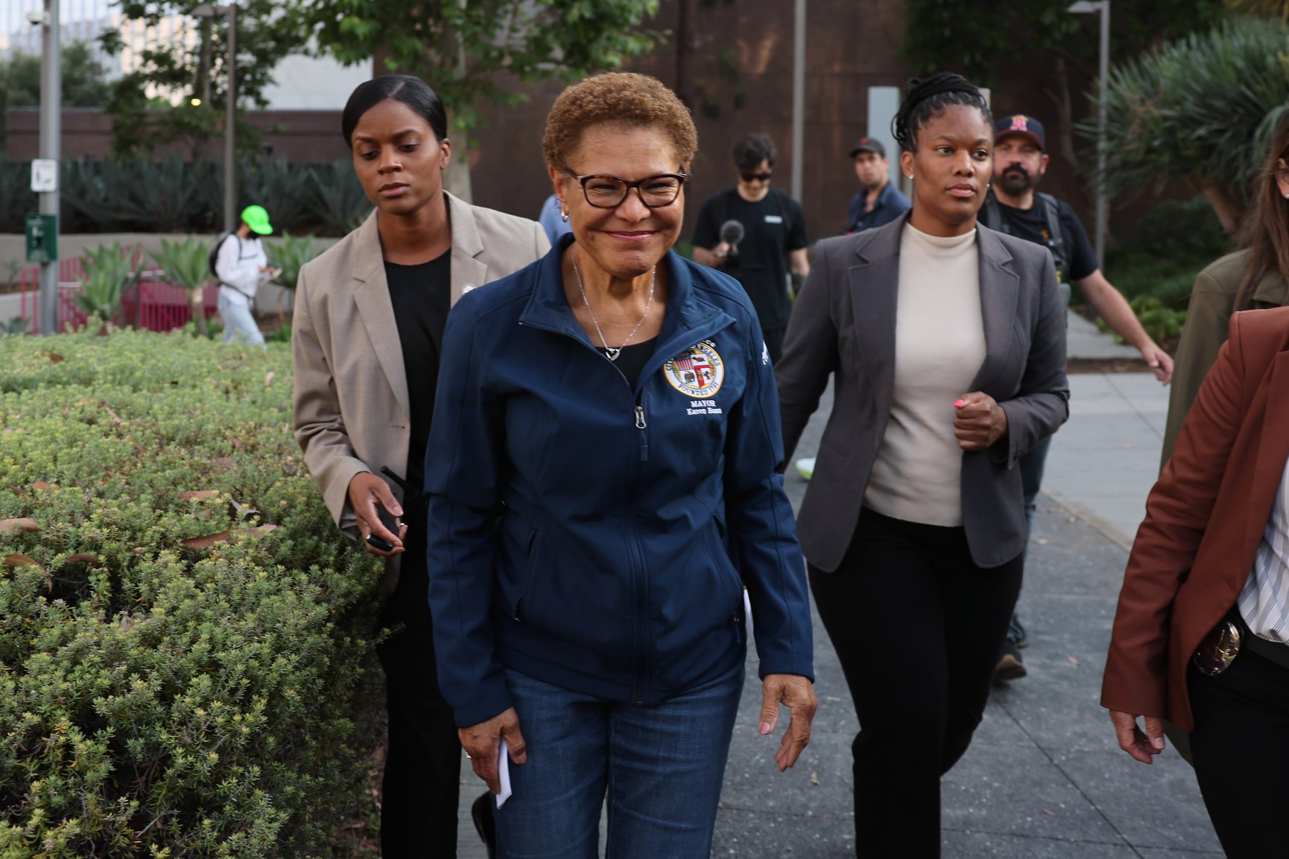 La alcaldesa se presentó acompañada de una decena de alcaldes californianos, miembros de concejos y alcaldes adjuntos del sur del estado, quienes condenaron las redadas migratorias.