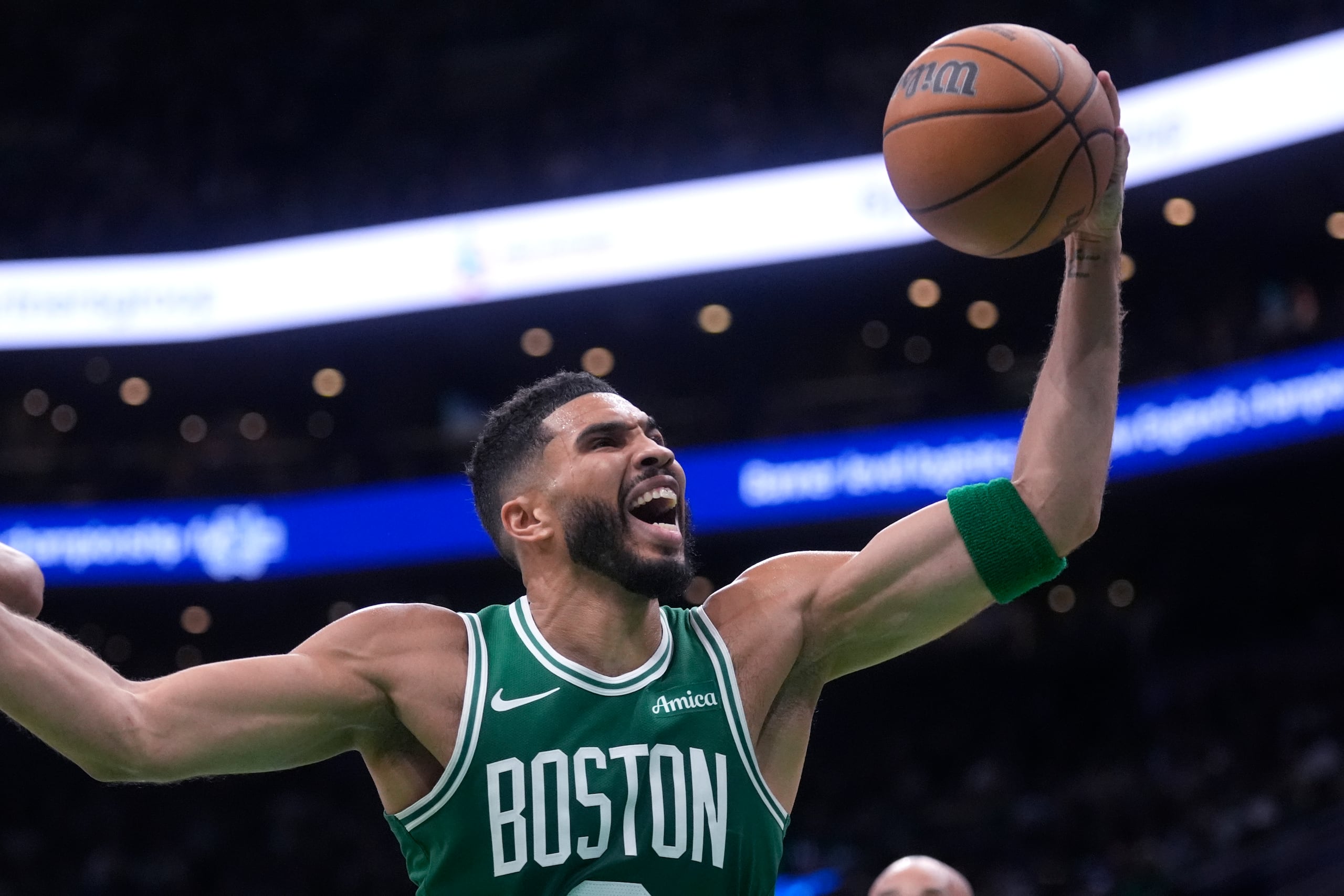 El alero de los Celtics de Boston, Jayson Tatum, captura un rebote contra los Knicks de Nueva York durante la primera mitad de un partido de baloncesto de la NBA, el martes 22 de octubre de 2024, en Boston.