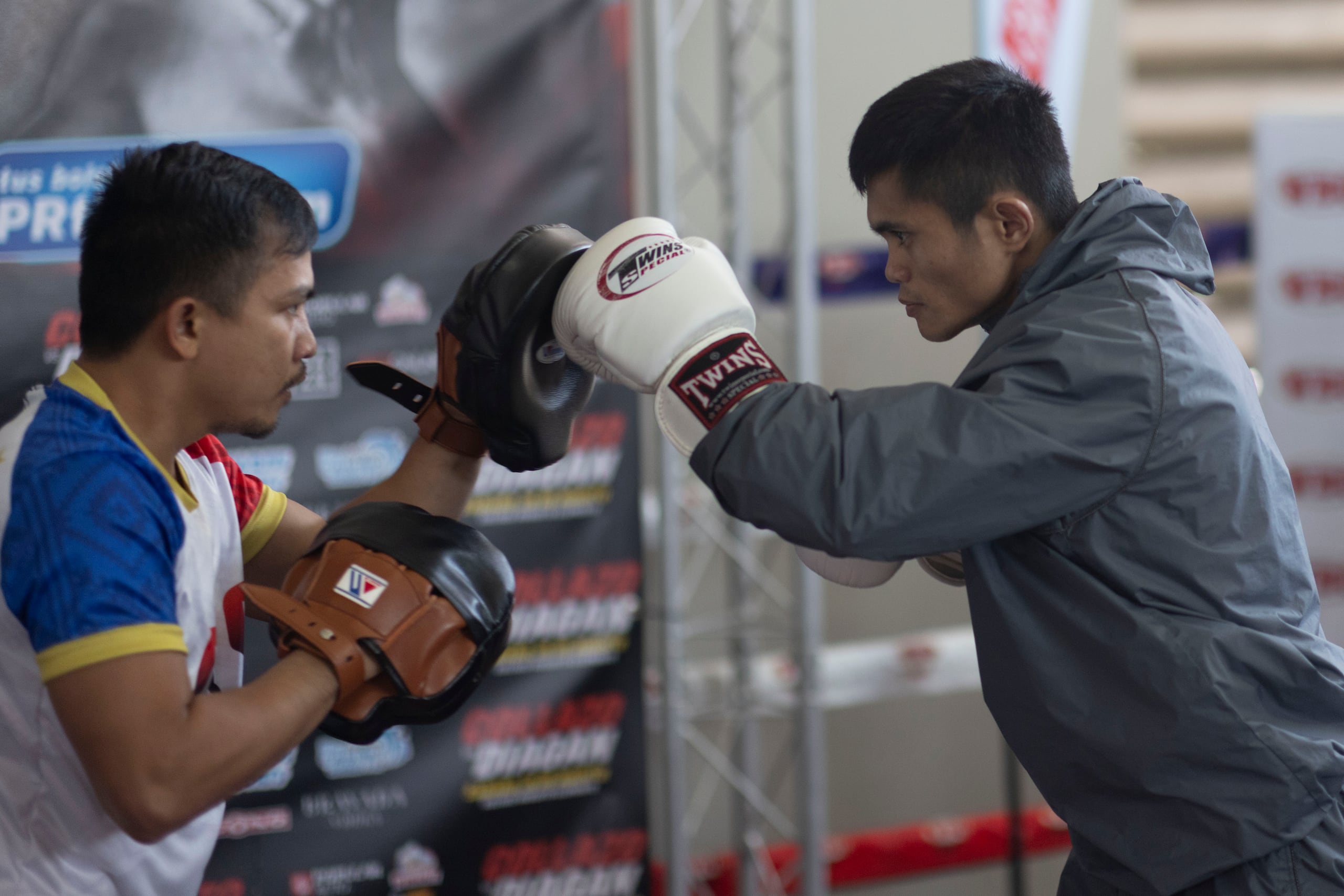 Garen Diagan castigó las mascotas durante varios minutos.