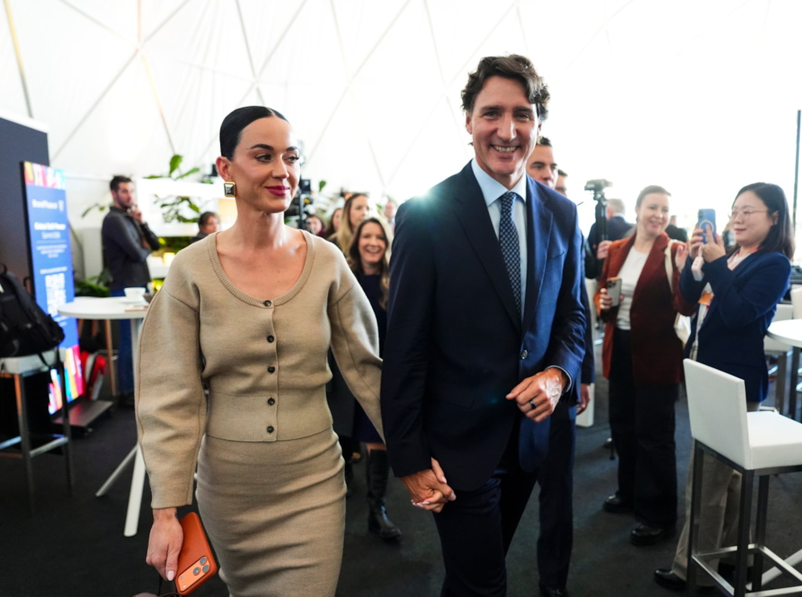 El ex primer ministro Justin Trudeau toma de la mano a Katy Perry mientras salen de un evento durante el Foro Económico Mundial en Davos, Suiza, el martes 20 de enero de 2026.