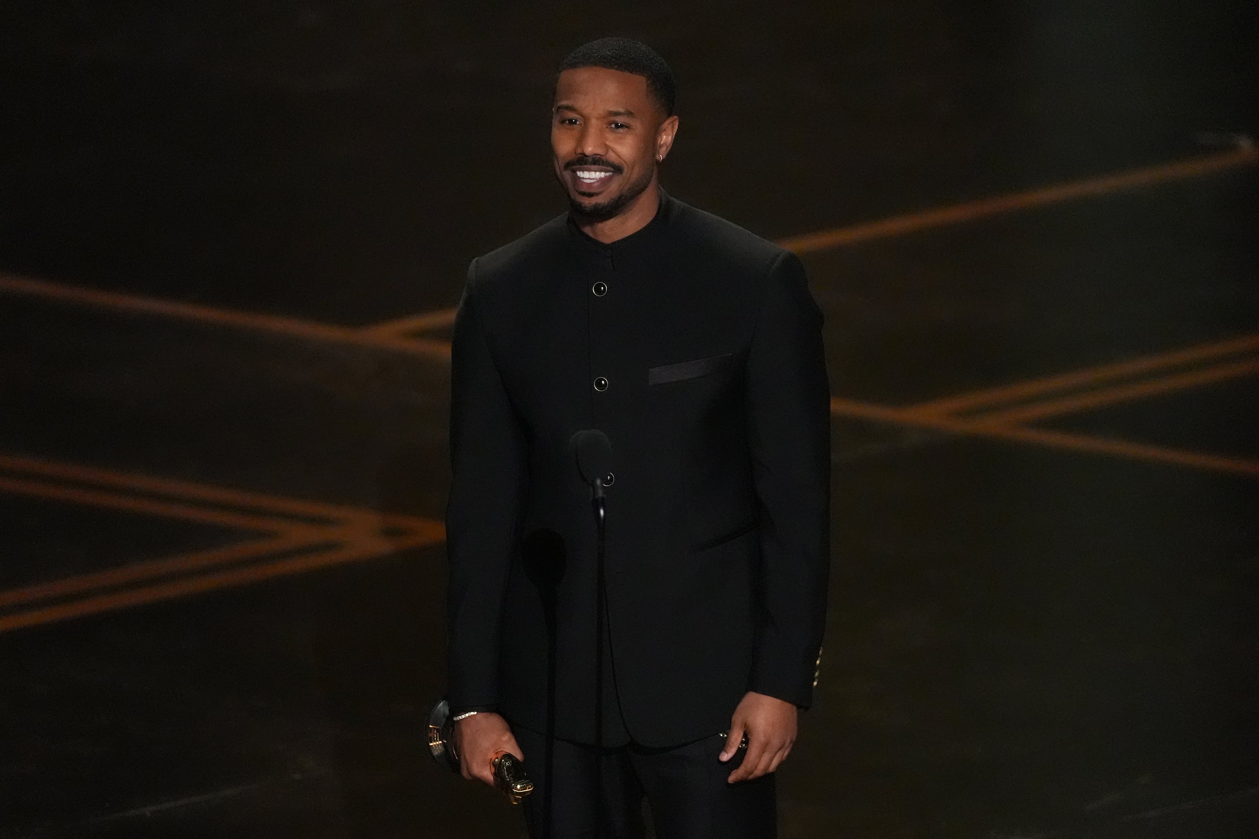 Michael B. Jordan recibe el premio al mejor actor por "Sinners" en los Oscar el domingo 15 de marzo de 2026 en el Teatro Dolby de Los Ángeles. (Foto AP/Chris Pizzello)