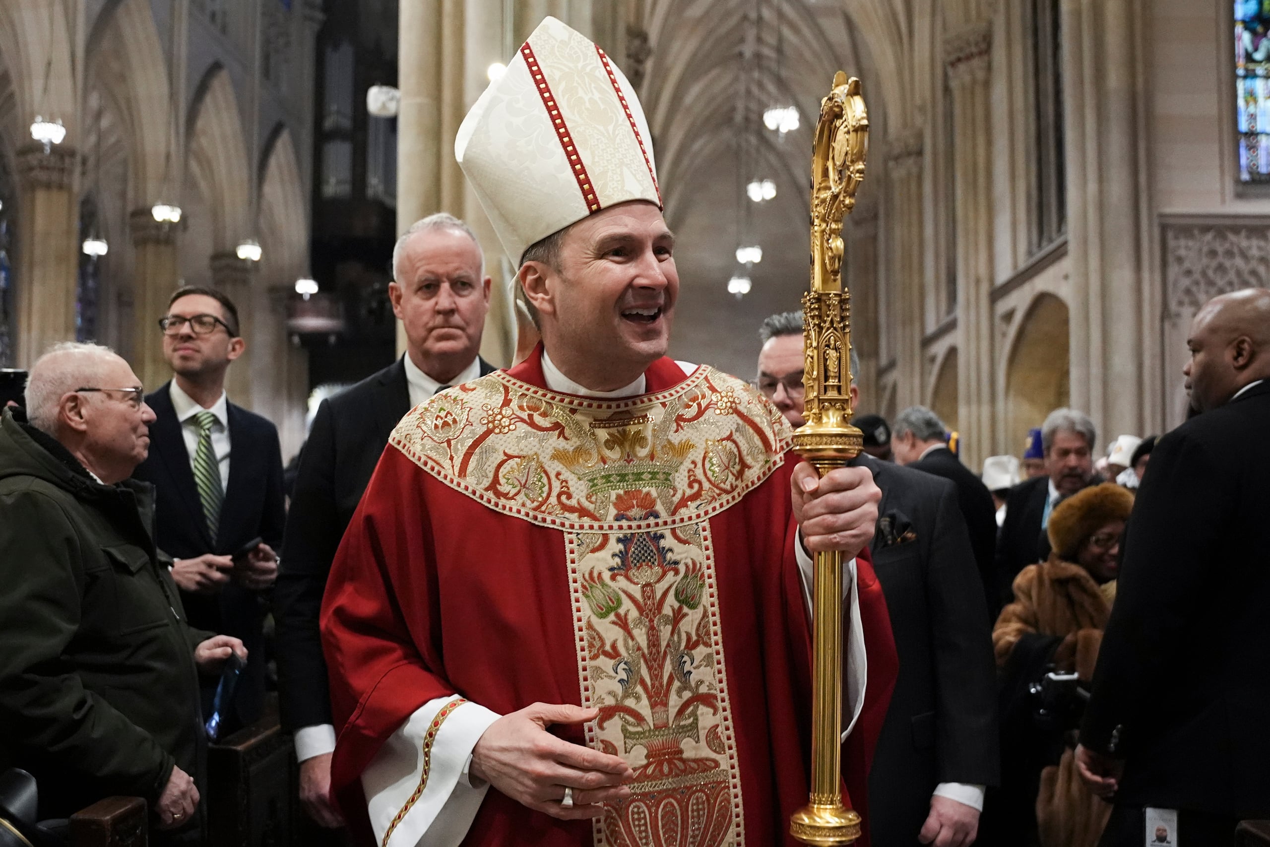 El arzobispo designado de Nueva York, Ronald A. Hicks --quien sucede al cardenal Timothy Dolan--, se retira tras su misa de instalación en la catedral de San Patricio, el viernes 6 de febrero de 2026, en el distrito de Manhattan, Nueva York. (Angelina Katsanis/Reuters, foto compartida vía AP)