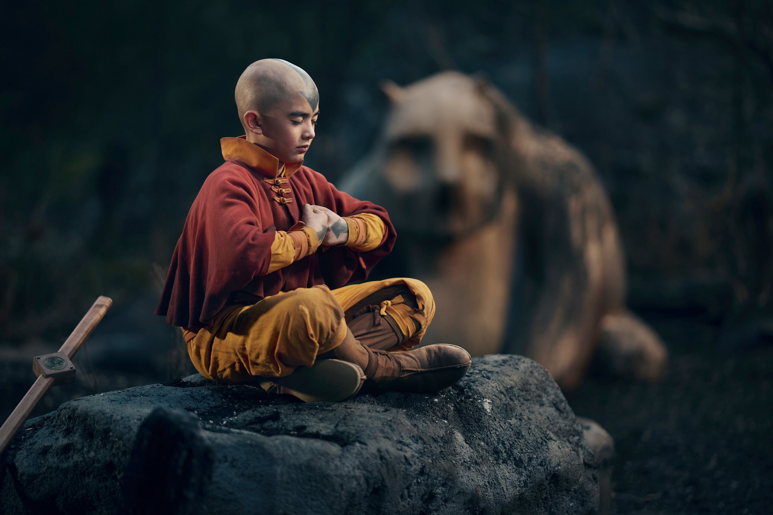 El joven Gordon Cormier, como “Aang”, consigue una excelente caracterización reflejando el conflicto emocional por el cual atraviesa el Avatar. AP / Netflix