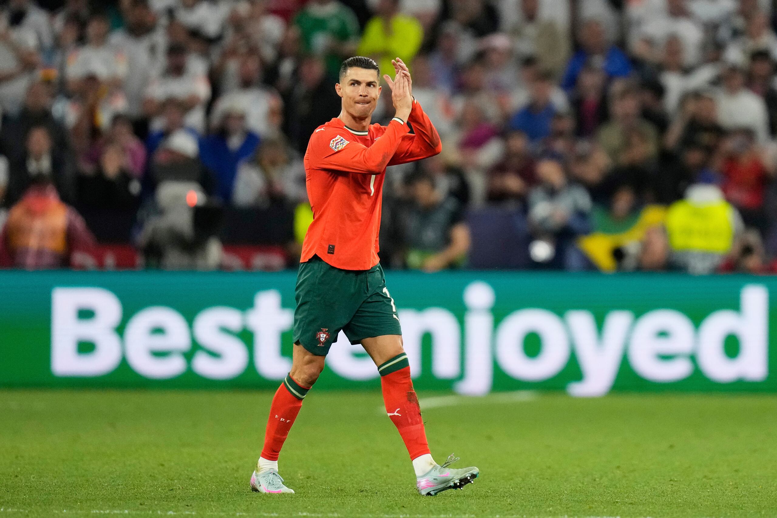 El portugués Cristiano Ronaldo aplaude al salir del campo durante la semifinal de la Liga de Naciones ante Alemania en Munich el miércoles 4 de junio del 2025.