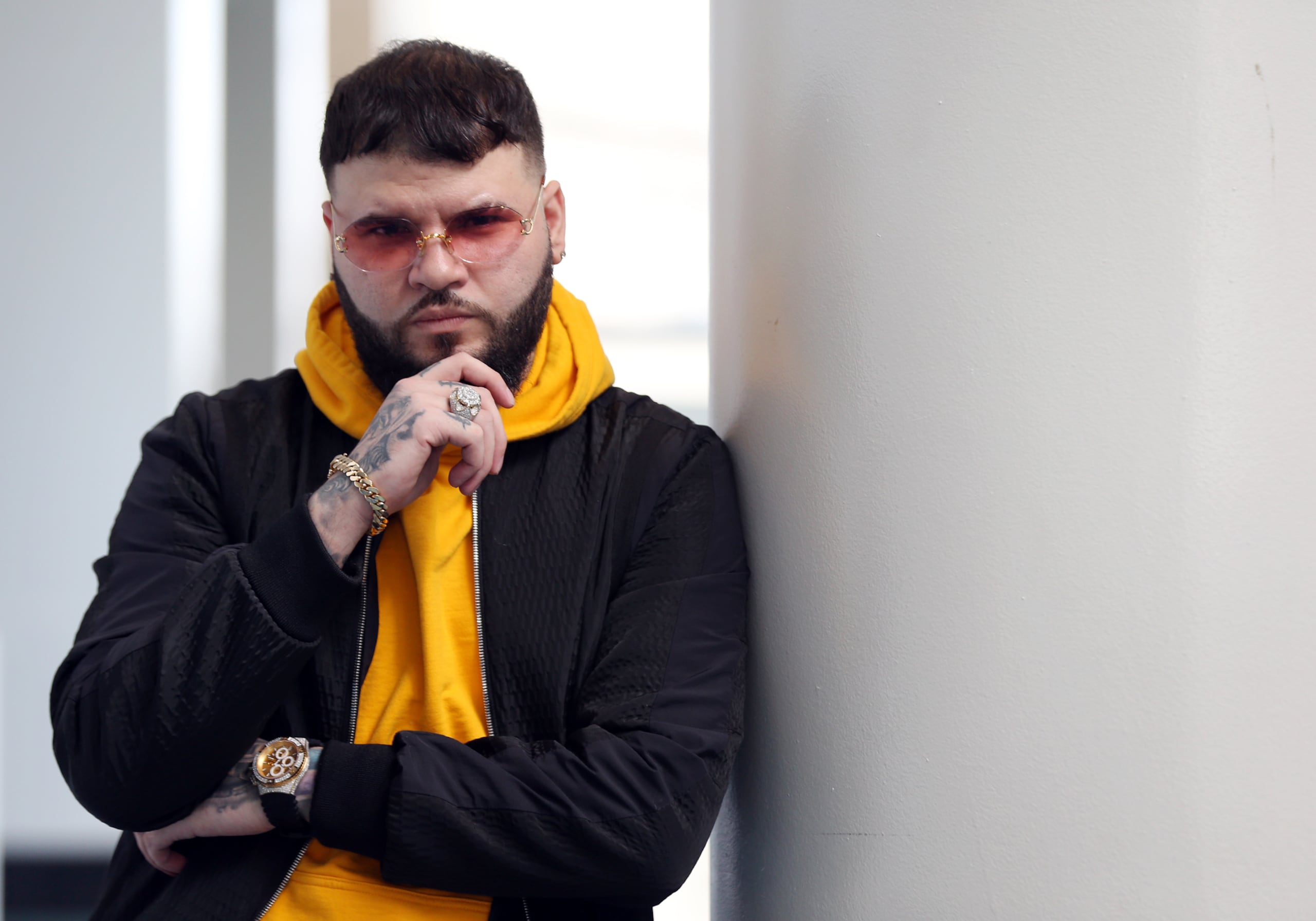 Farruko, el cuatro veces ganador de Premios Juventud y la sensación global, se suma a la celebración presentando su más reciente sencillo Pasa_je_ro y su exitoso tema Esta Vida.