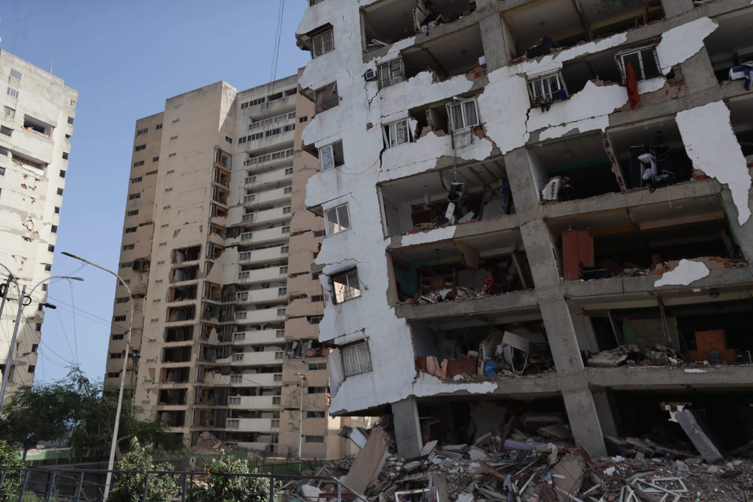 En las zonas golpeadas por los terremotos, las escuelas continuarán en receso hasta que culminen las labores de rescate.