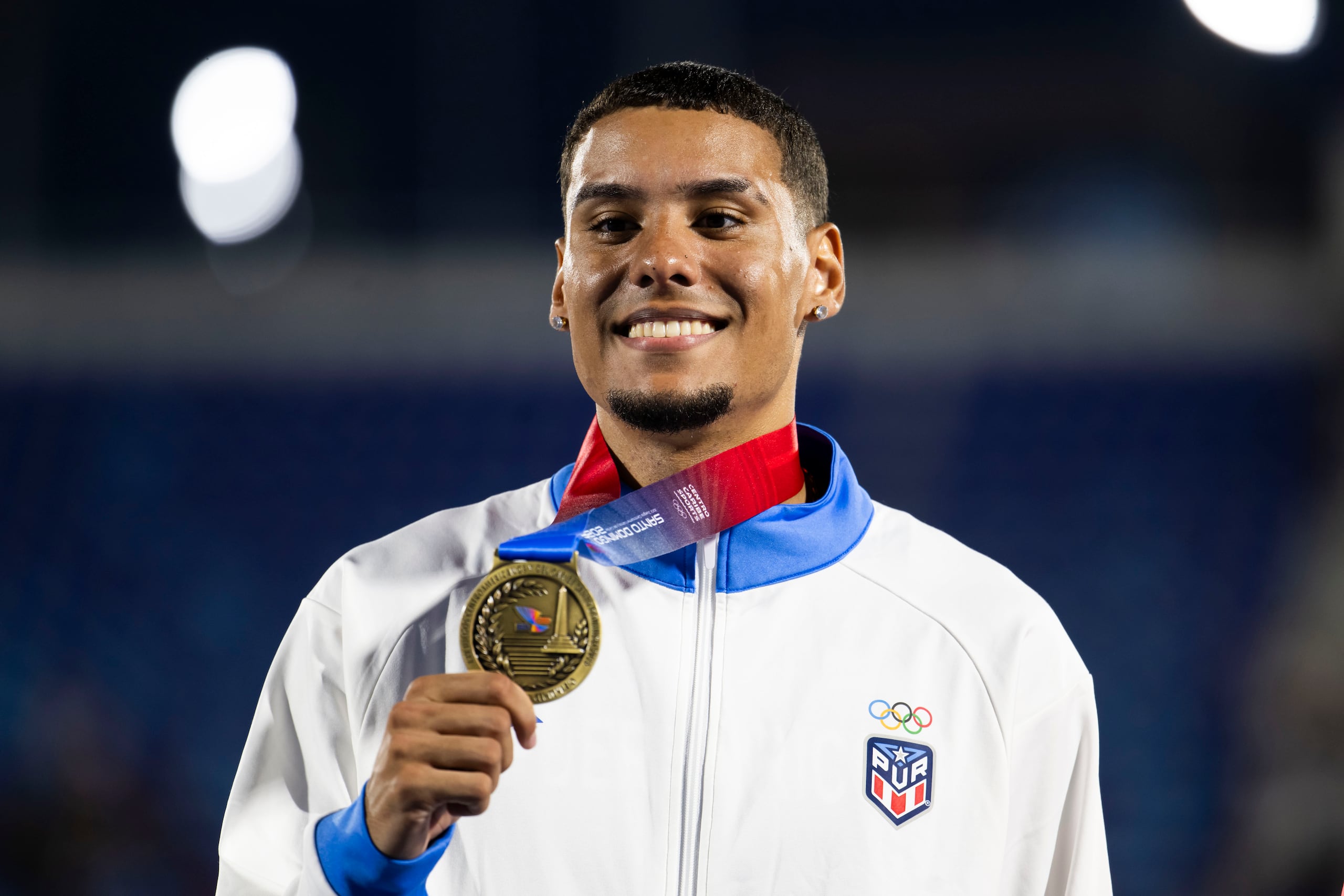 José Figueroa aparece aquí en la premiación de su evento en los Juegos Centroamericanos y del Caribe el mes pasado, cuando se agenció la medalla de oro.