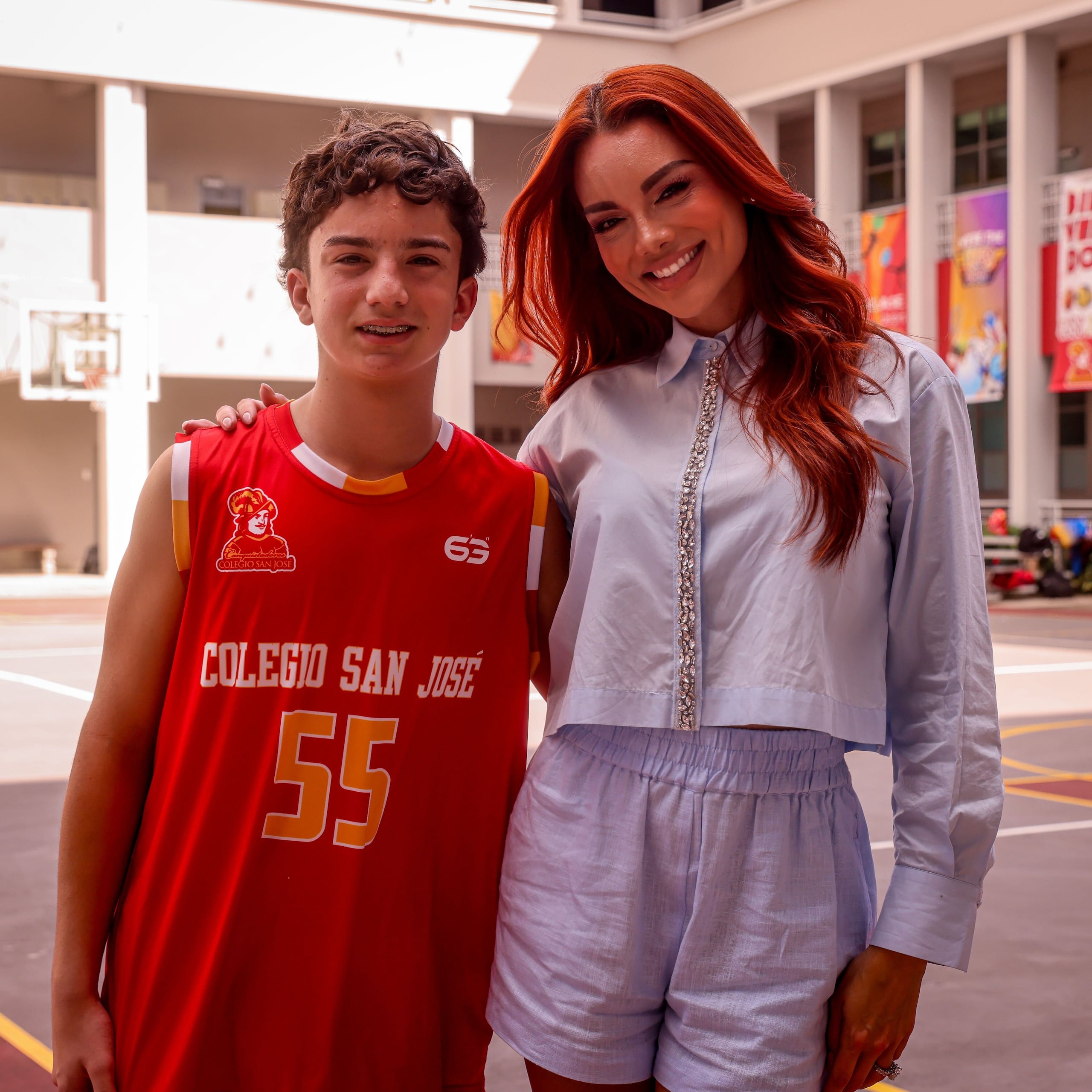 Sebastián Barea junto a su mamá, Zuleyka Rivera, en el Colegio San José de Río Piedras.