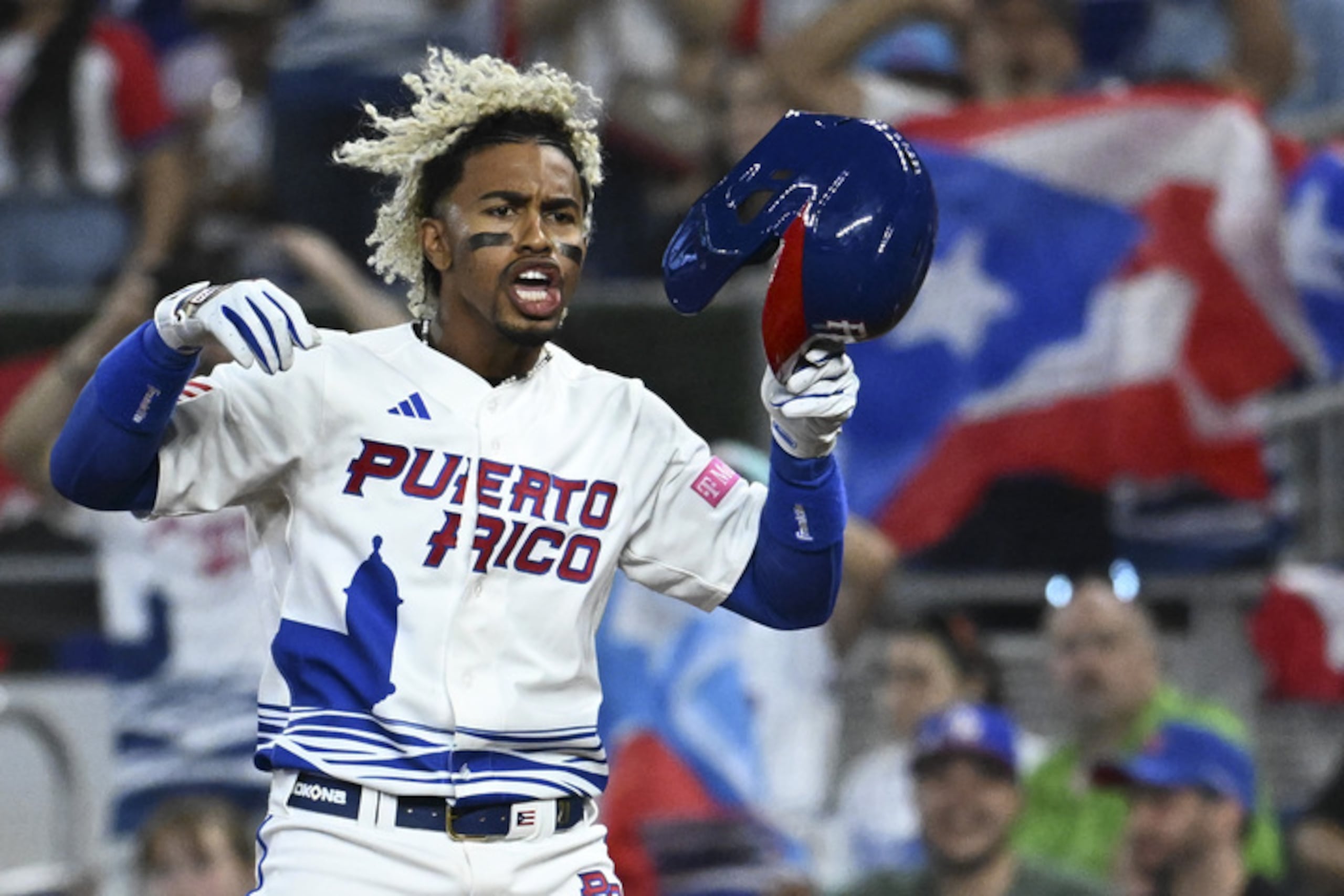 Francisco Lindor reacciona eufórico luego de pegar un hit en la primera entrada del partido entre Puerto Rico y Nicaragua en el pasado Clásico Mundial de Béisbol.