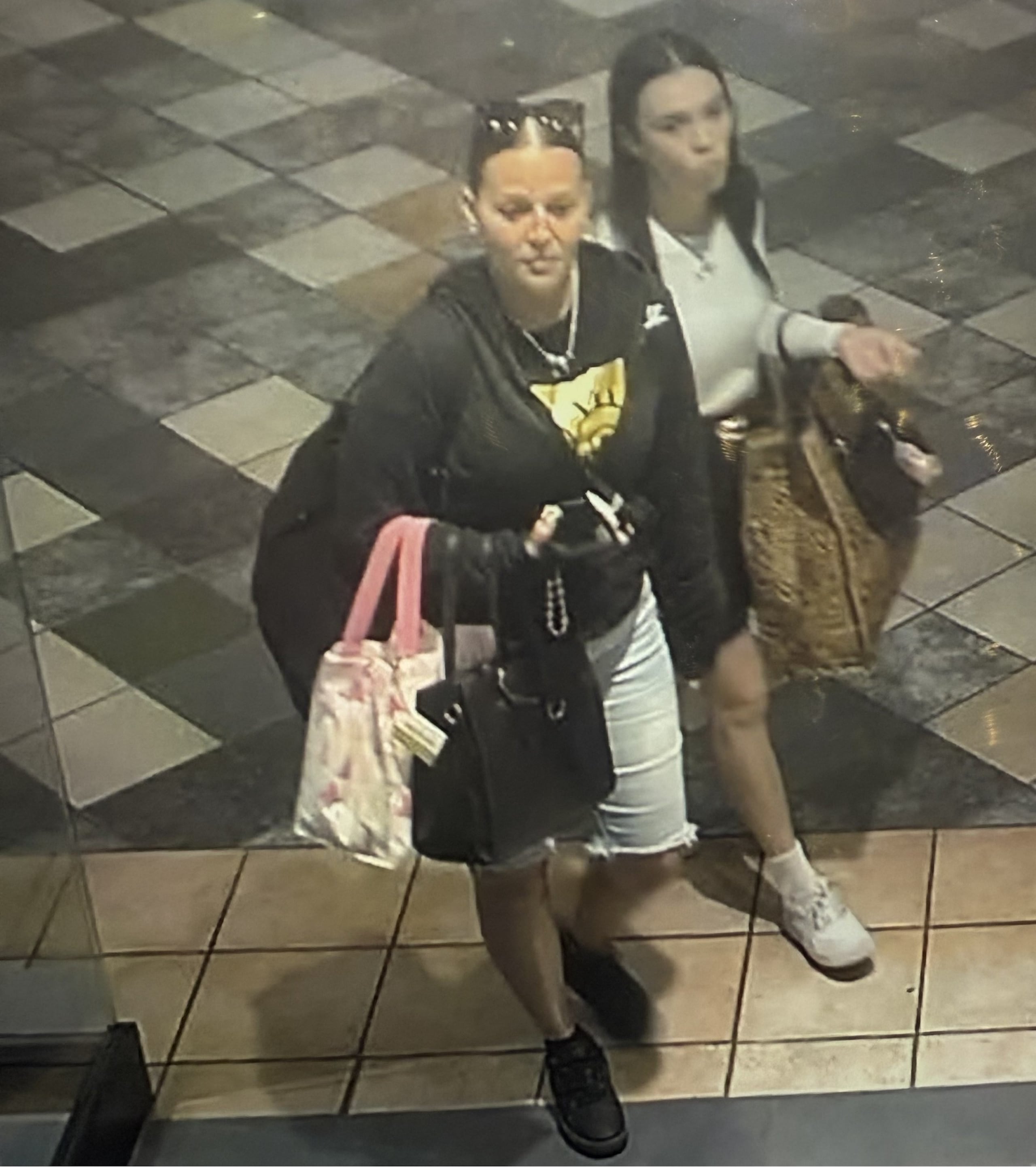 La Policía solicitó la colaboración de la ciudadanía para la identificación y arresto de las presuntas sospechosas del robo de gafas de una tienda en Plaza las Américas.