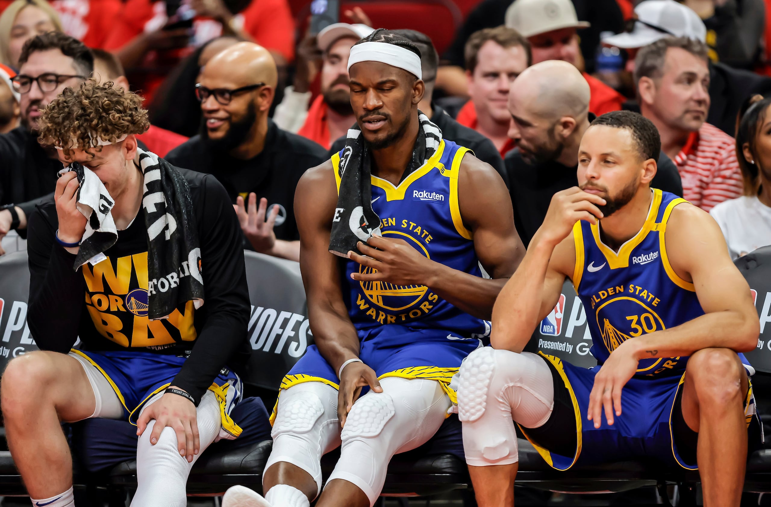 Jimmy Butler, al centro, se convirtió en compañero de Stephen Curry a mitad de la pasada temporada.