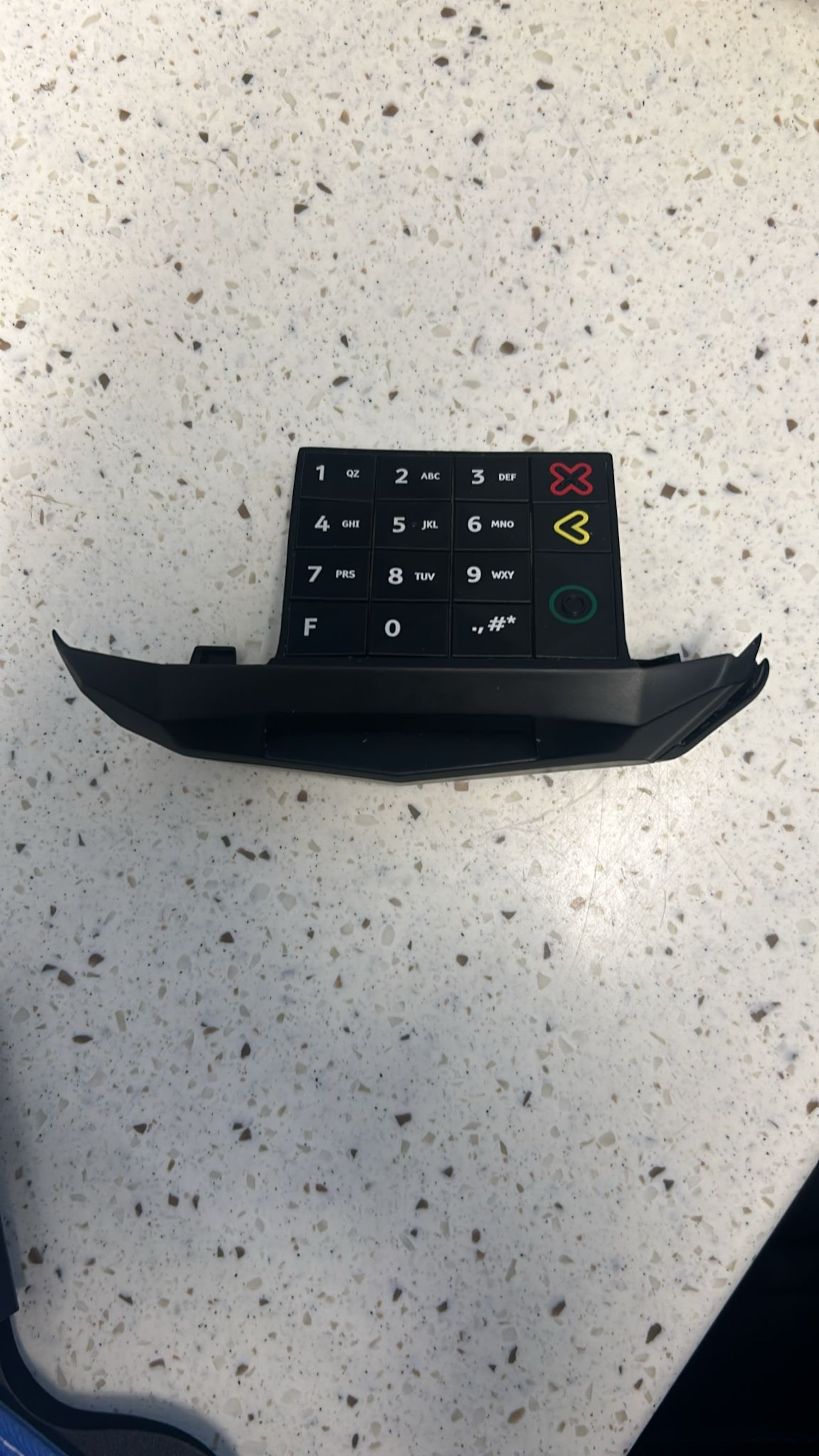 Teclado falso de un dispositivo conocido como “skimmers” que se coloca sobre el teclado de las máquinas de pago en tiendas por departamento, para copiar la información de cuentas bancarias.