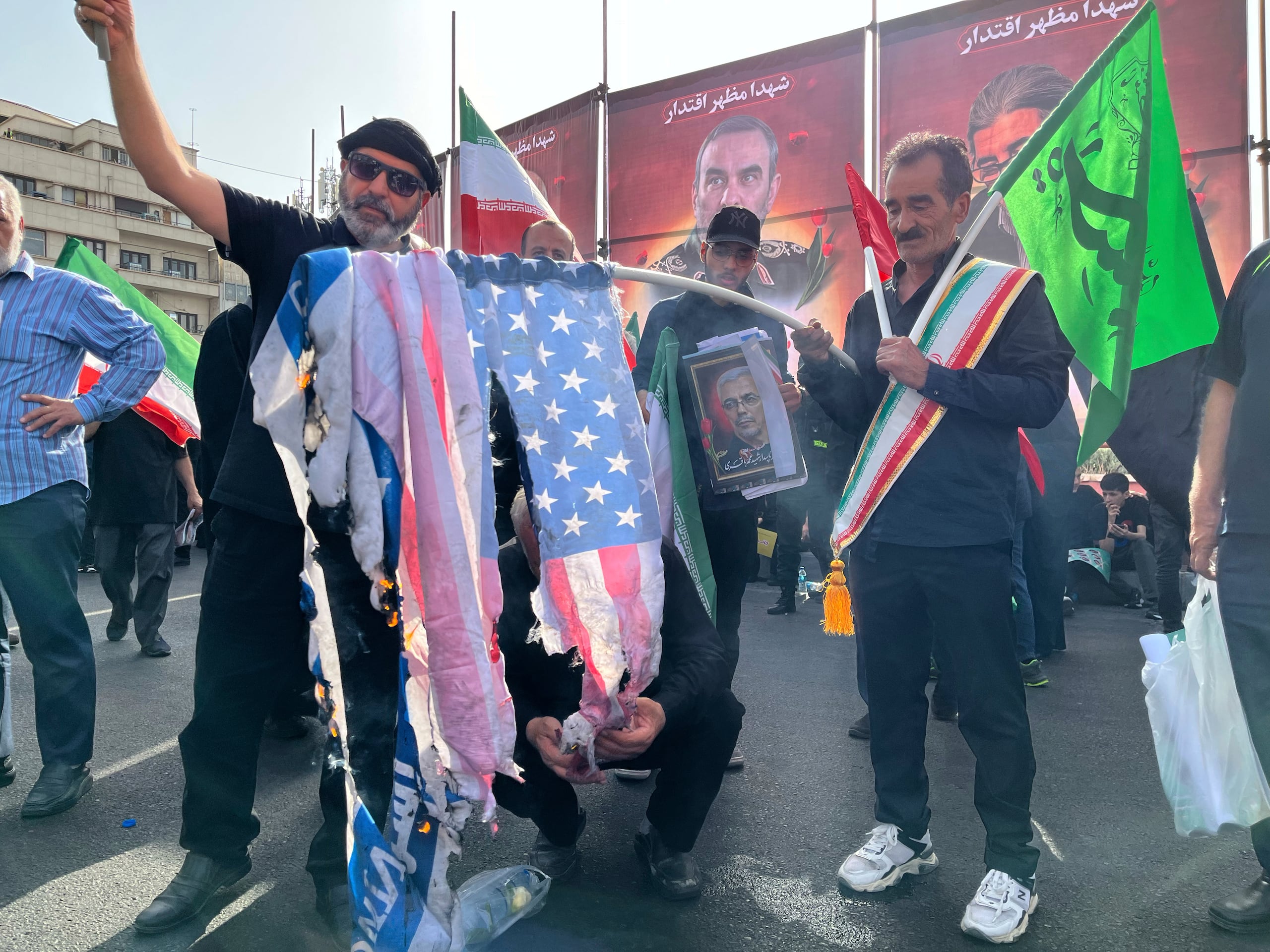 Muchos en la multitud expresaron sentimientos de ira y rebeldía y aseguraron que habría una respuesta contundente de Irán.