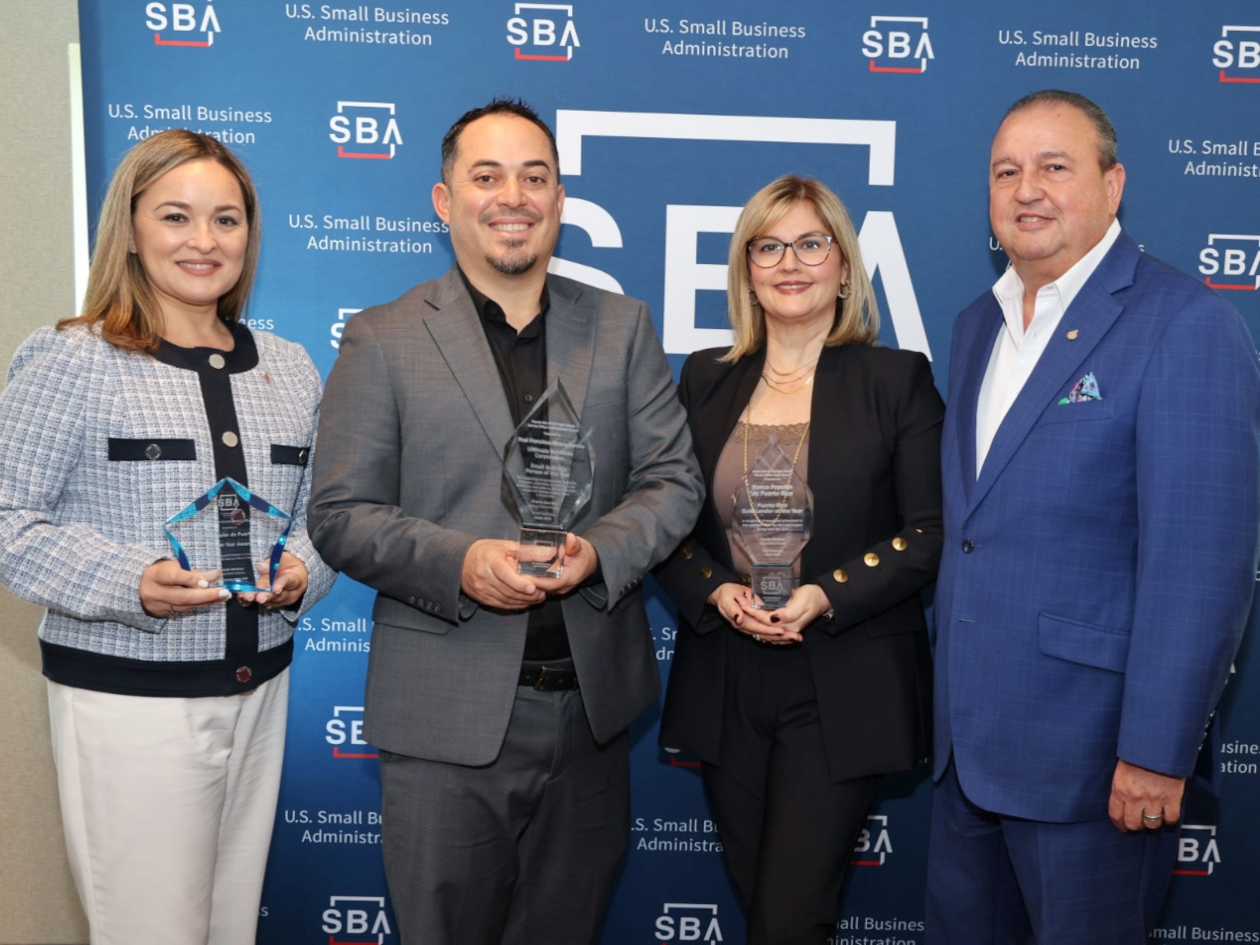 Corina Camacho, primera vicepresidenta de Crédito Comercial de Popular; Yoel Rivera, presidente de Ultimate Solutions Corp.; Cynthia López, gerente en la División Crédito Comercial de Popular; y Eli Sepúlveda, vicepresidente ejecutivo de Crédito Comercial de Popular, Inc.