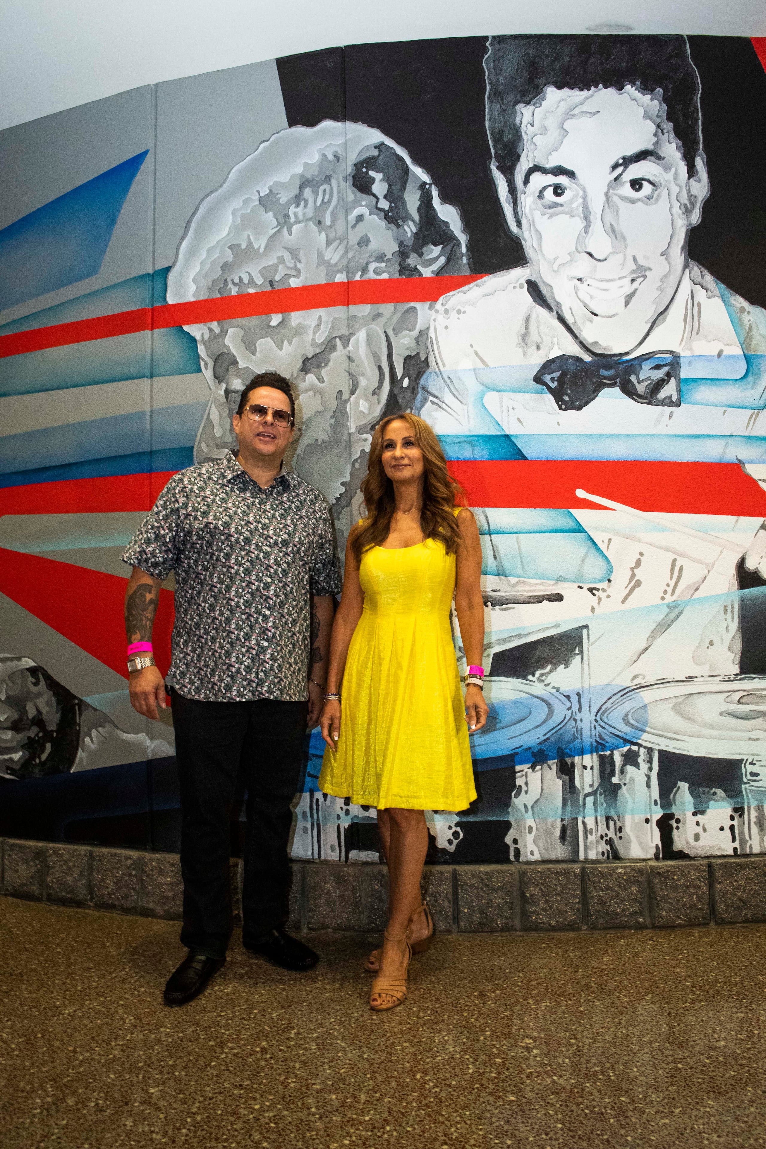 Una suite en el Coliseo de Puerto Rico está dedicada a "El Rey del Timbal". En la foto, los hijos de Puente, Tito, Jr. y Audrey ante el mural dedicado al músico.