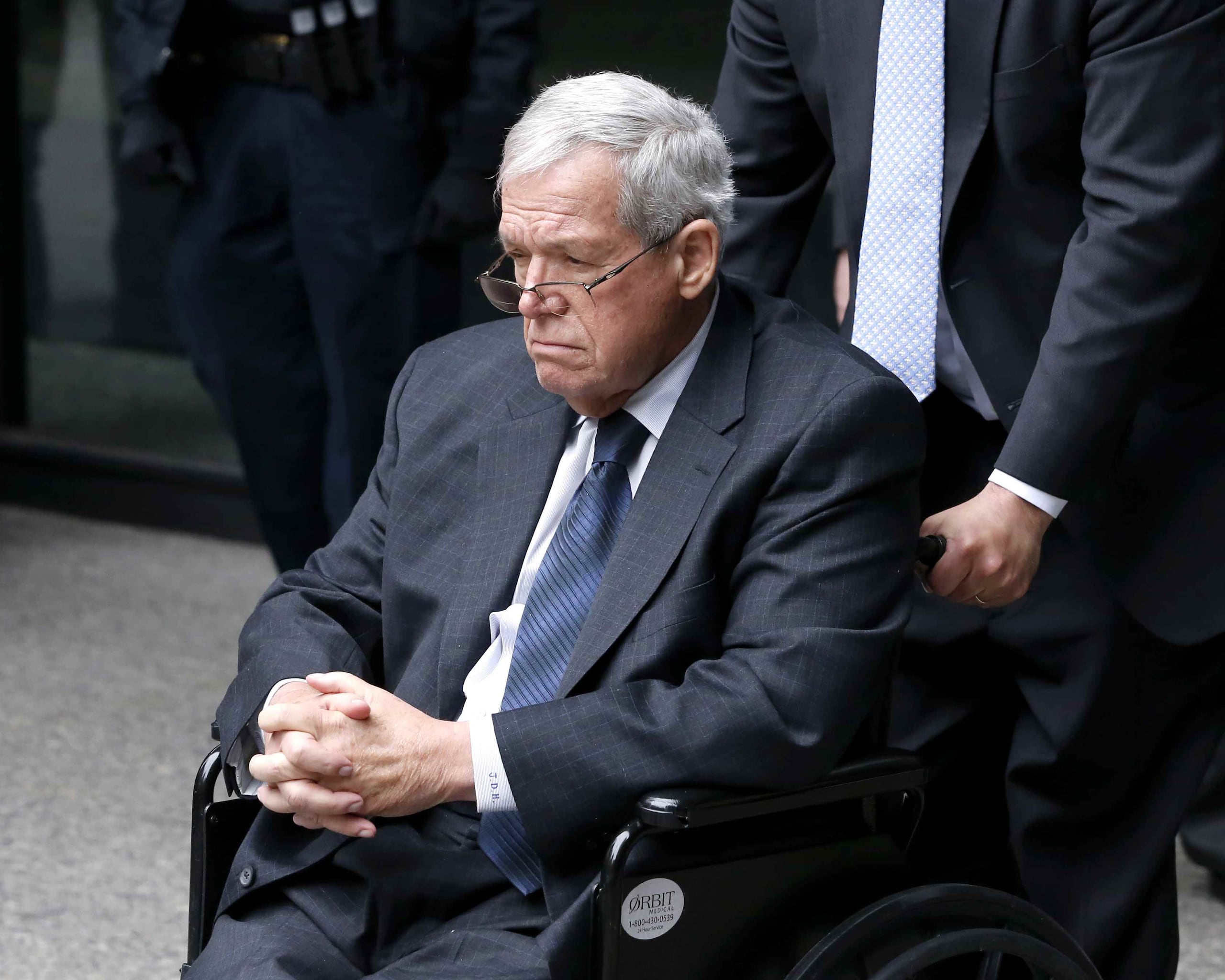 Dennis Hastert, quien llegó en silla de ruedas a un tribunal federal en Chicago para ser sentenciado, presidió la Cámara de Representantes federal durante ocho años. (AP / Charles Rex Arbogast)