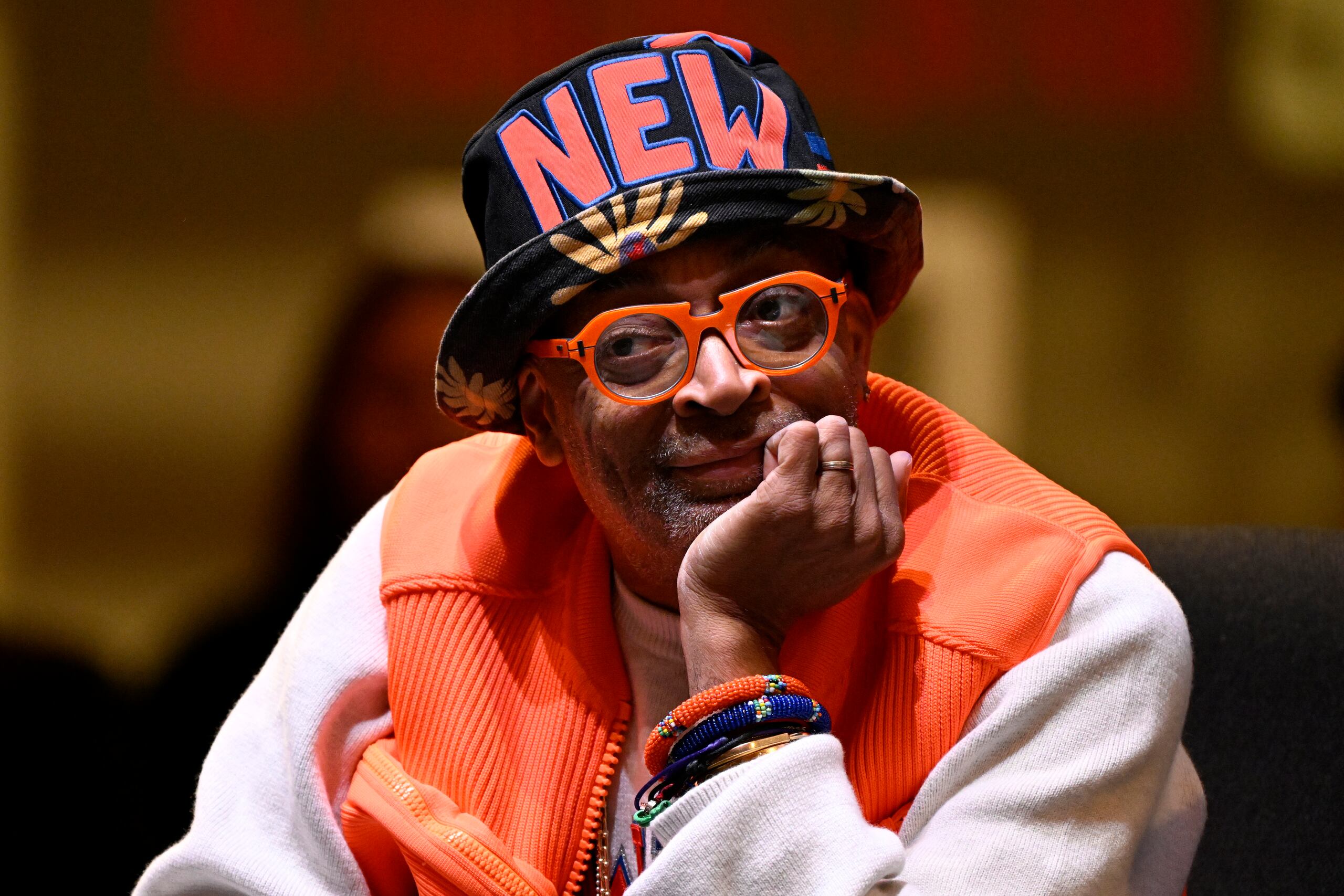 Spike Lee fue vestido con sus colores como fanático de los Knicks.