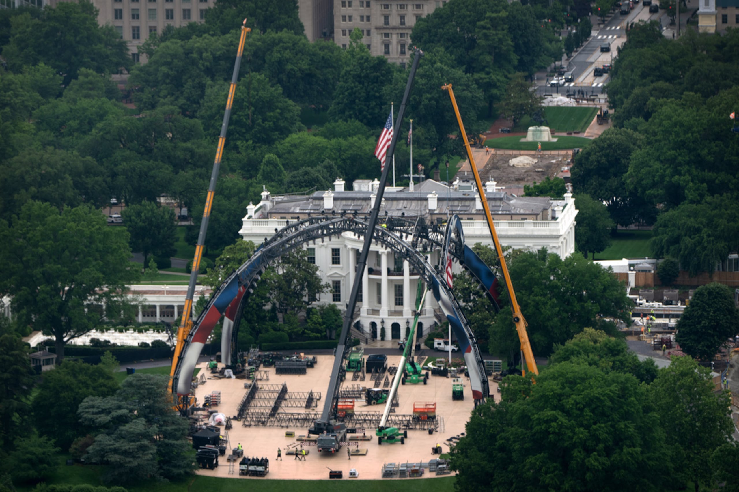 Se observa equipo siendo instalado en el Jardín Sur de la Casa Blanca el martes, 26 de mayo de 2026, en Washington, para una futura cartelera de artes marciales mixtas de la UFC que se celebrará el 14 de junio.