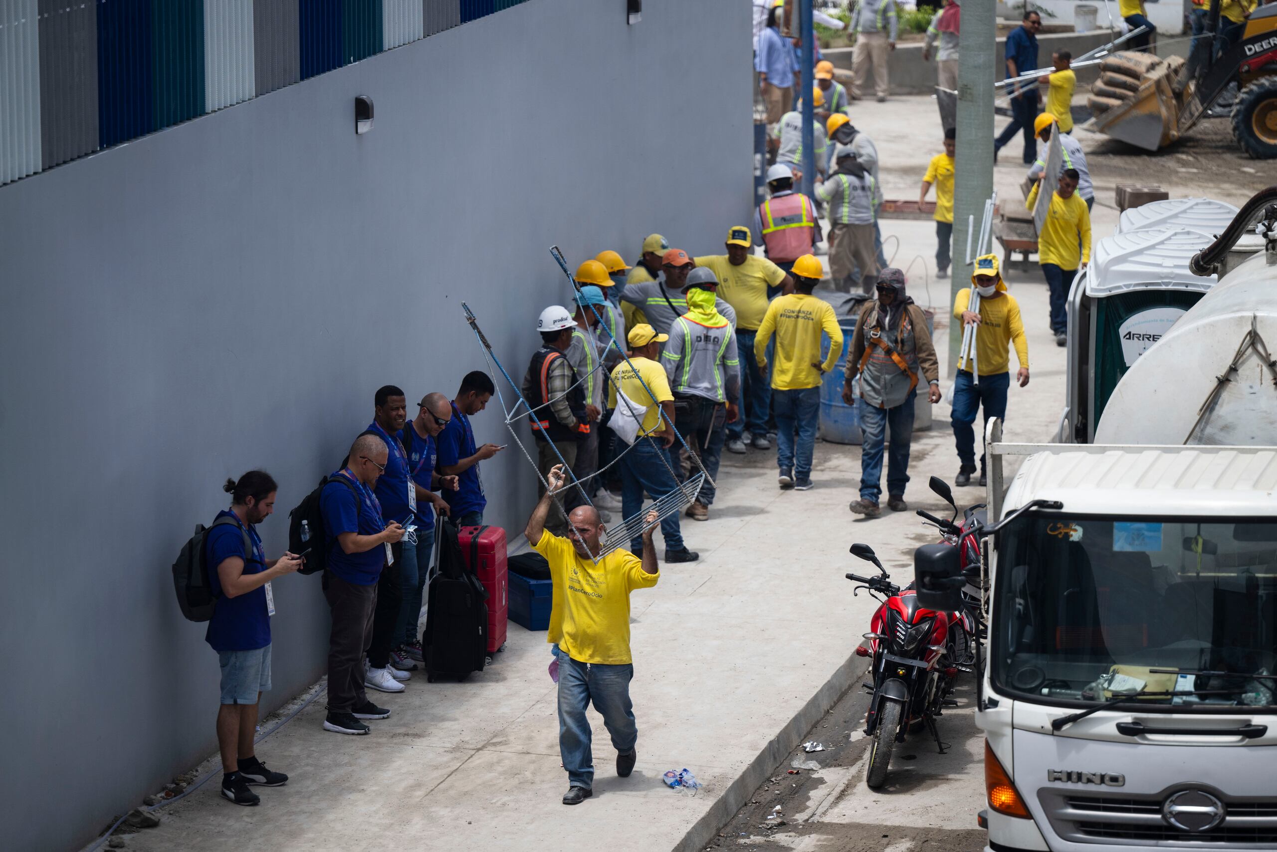 Aquí se ven empleados trabajando en las afueras del Estadio Jorge "El Mágico" González.