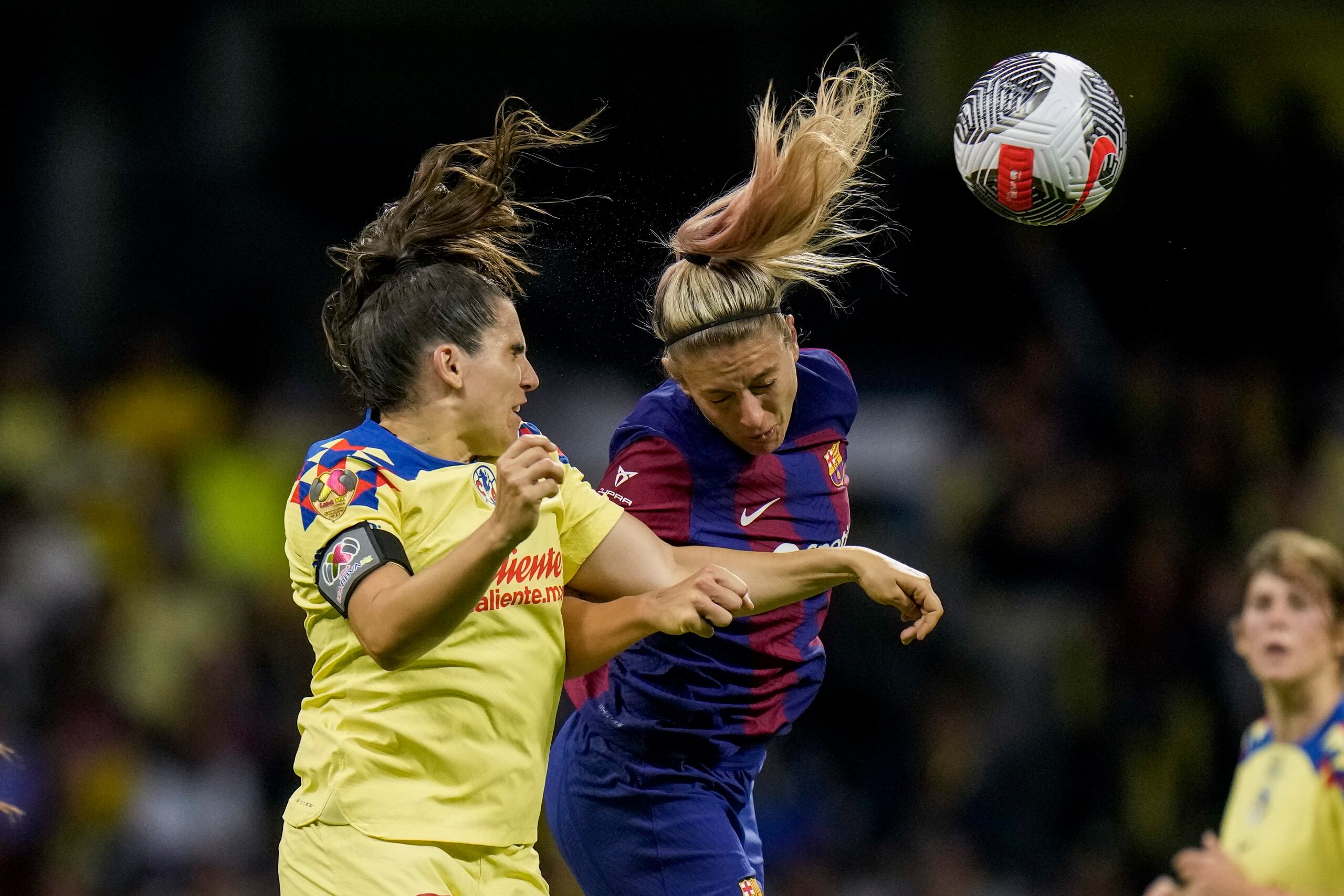 Andrea Pereira (izquierda), del América femenino, pelea por el balón con Alexia Putellas, del Barcelona, durante un encuentro amistoso en el Estadio Azteca el martes 29 de agosto del 2023.