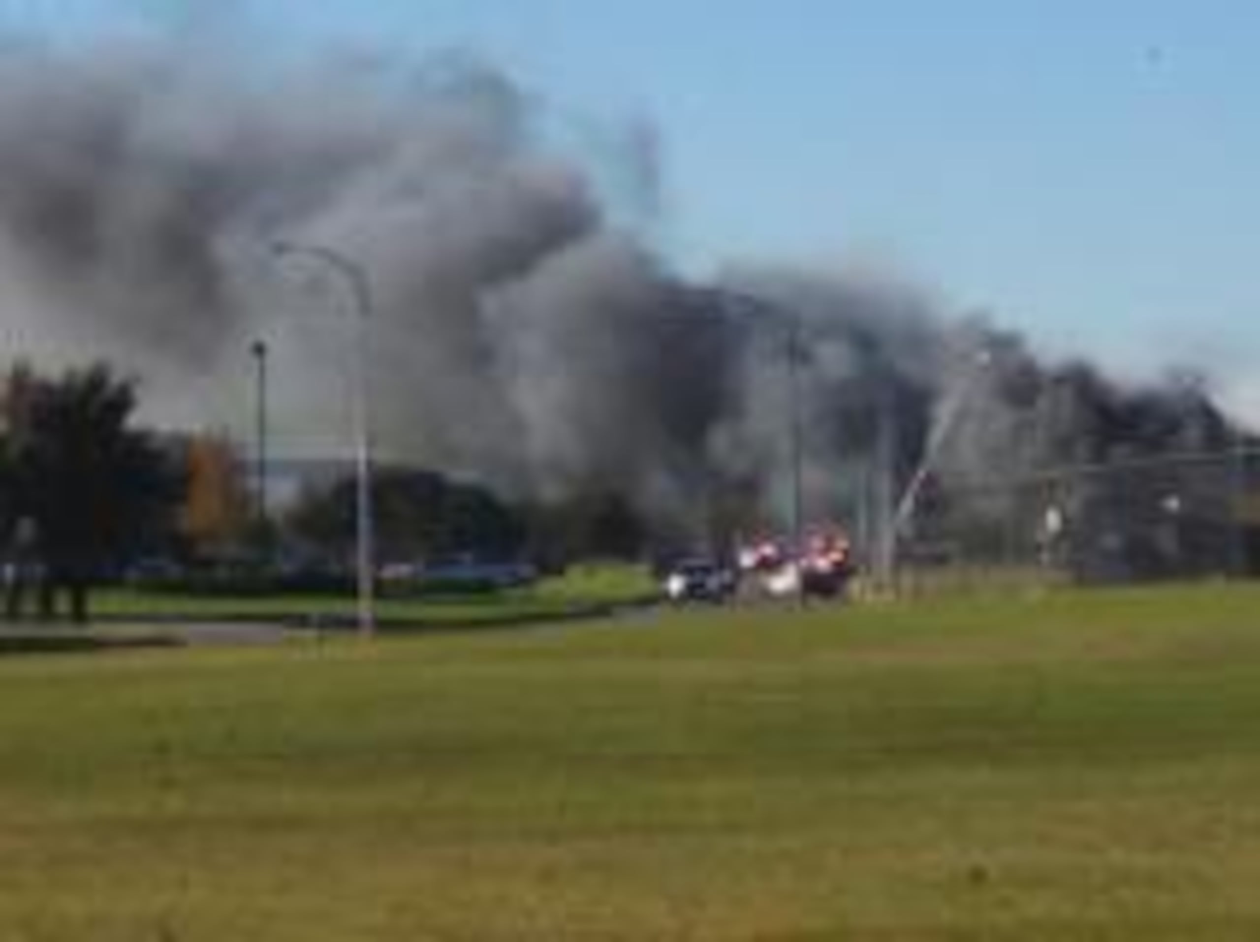 Se trata de una avioneta modelo Beechcraft que al despegar perdió uno de sus motores y chocó contra el edificio de Seguridad de Vuelos del aeropuerto Mid-Continental de Kansas. (Craig Andres / KSN)