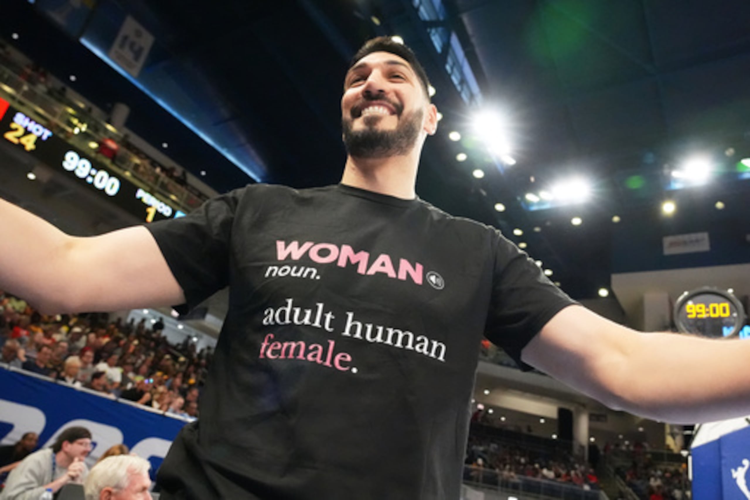 El ex pívot de la NBA Enes Kanter Freedom saluda a un amigo antes de un partido de baloncesto de la WNBA entre las Indiana Fever y las Chicago Sky, el domingo 23 de agosto de 2026, en Chicago. (Foto AP/Nam Y. Huh)