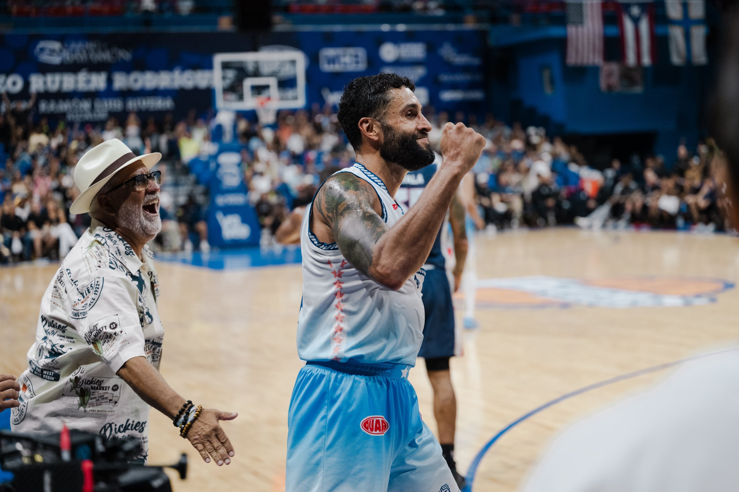 Javier Mojica, de los Vaqueros, celebra luego de anotar un triple que aseguró su llegada a los 7,000 puntos en su carrera.