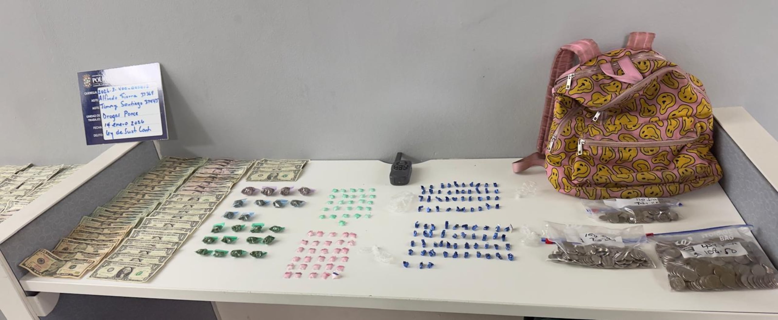 Dinero en efectivo y sustancias controladas ocupadas en Ponce el 14 de enero de 2026.