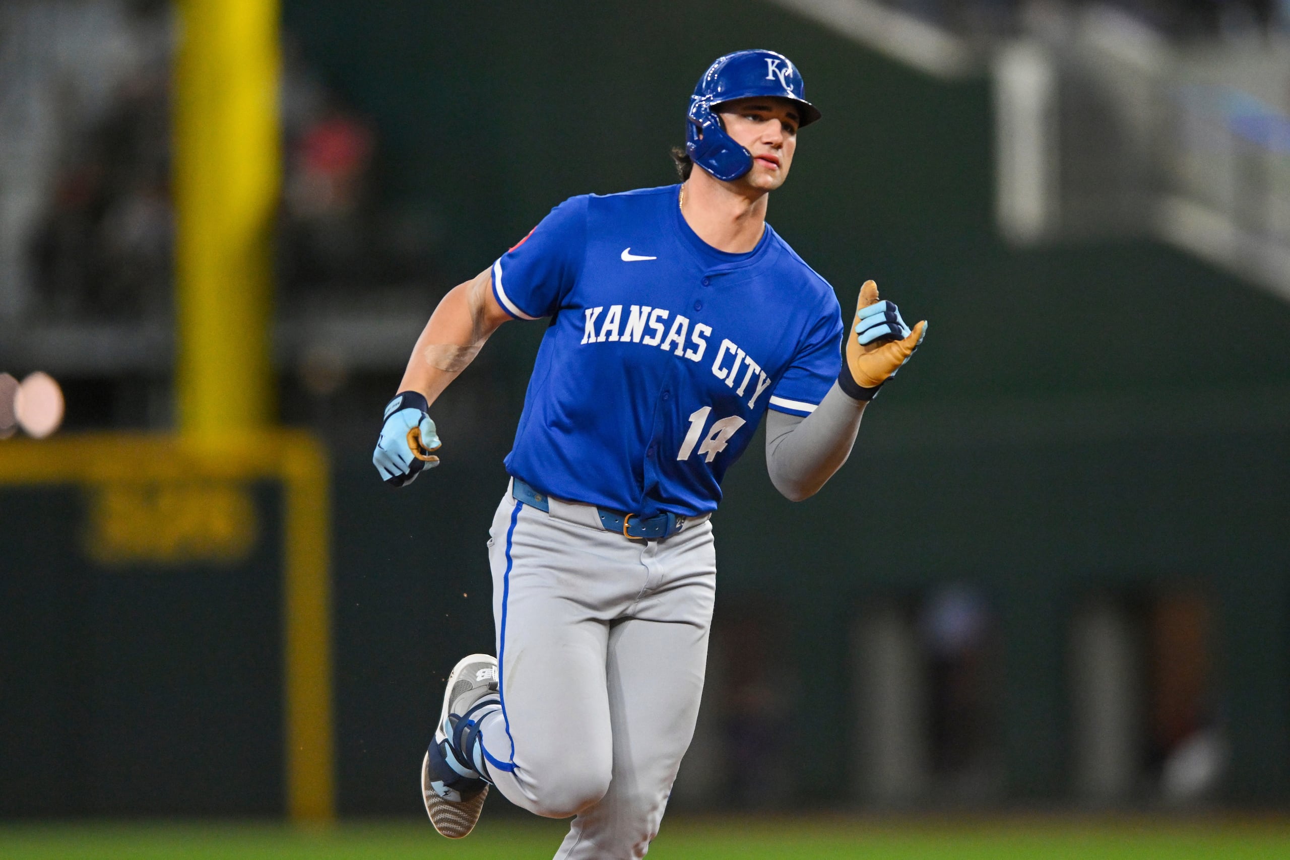 Jac Caglianone, de los Royals de Kansas City, corre las bases después de conectar su segundo cuadrangular en las Mayores.