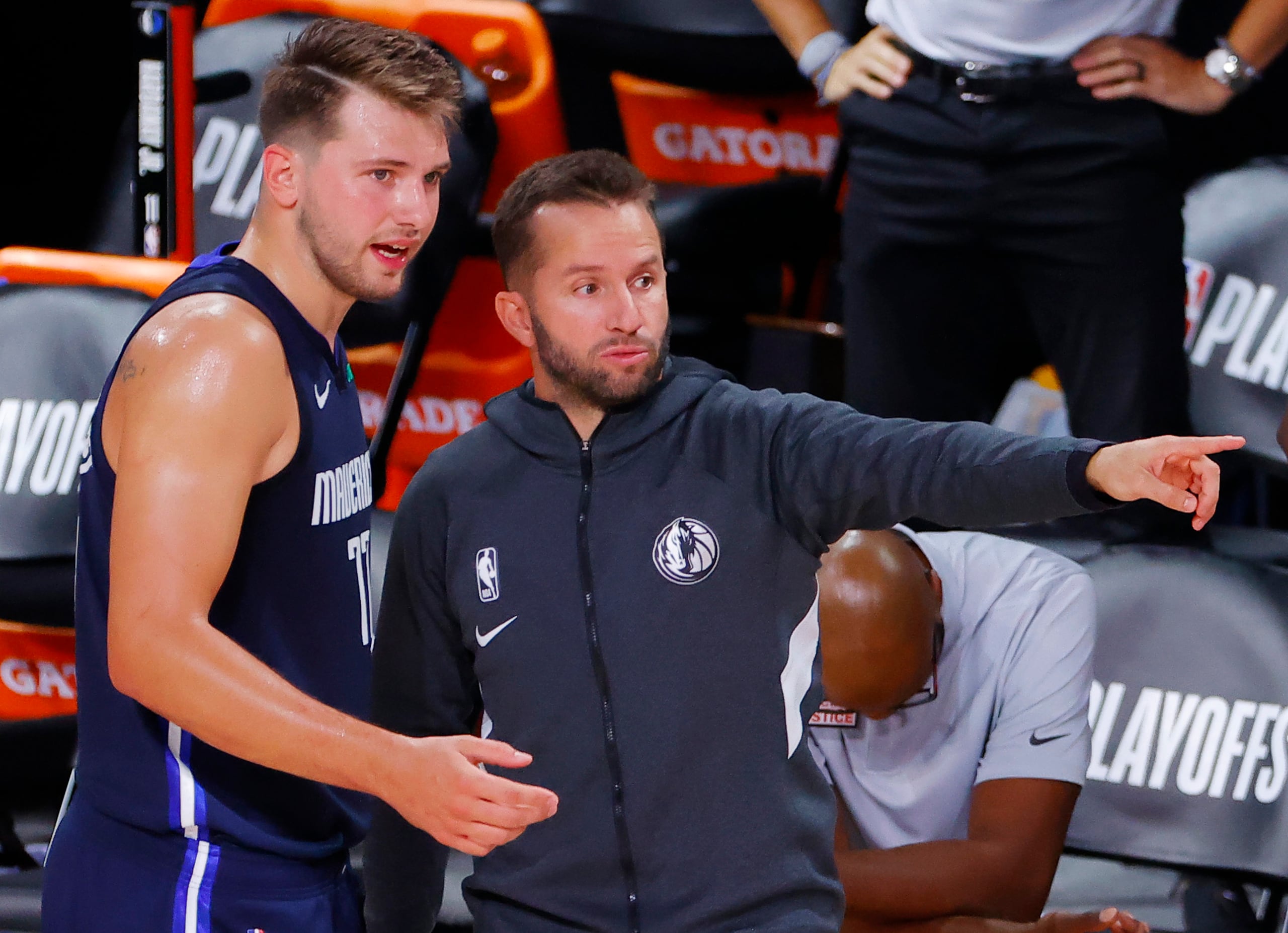 Luka Doncic, a la izquierda, conversa con José Juan Barea durante la postemporada 2020 de la NBA, que se celebró bajo formato burbuja.