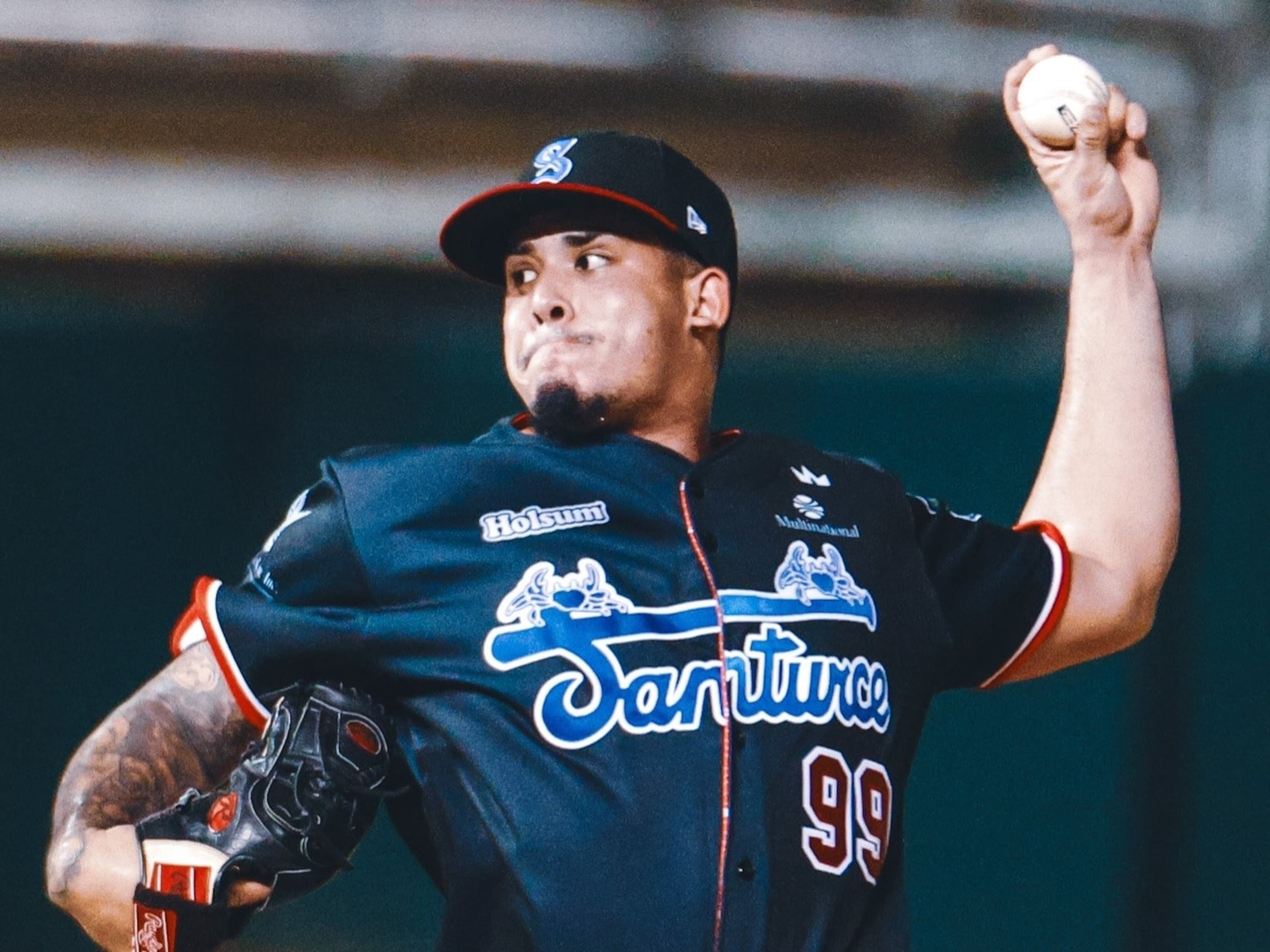 Eduardo Rivera en uniforme de los Cangrejeros de la LBPRC.