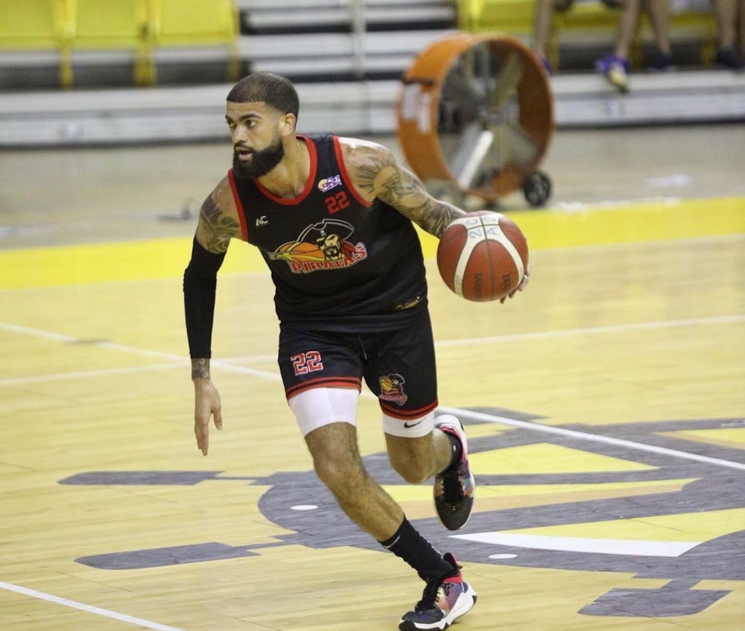 Haanif Cheatham durante su tiempo con los Piratas de Quebradillas en un partido contra los Capitanes de Arecibo.