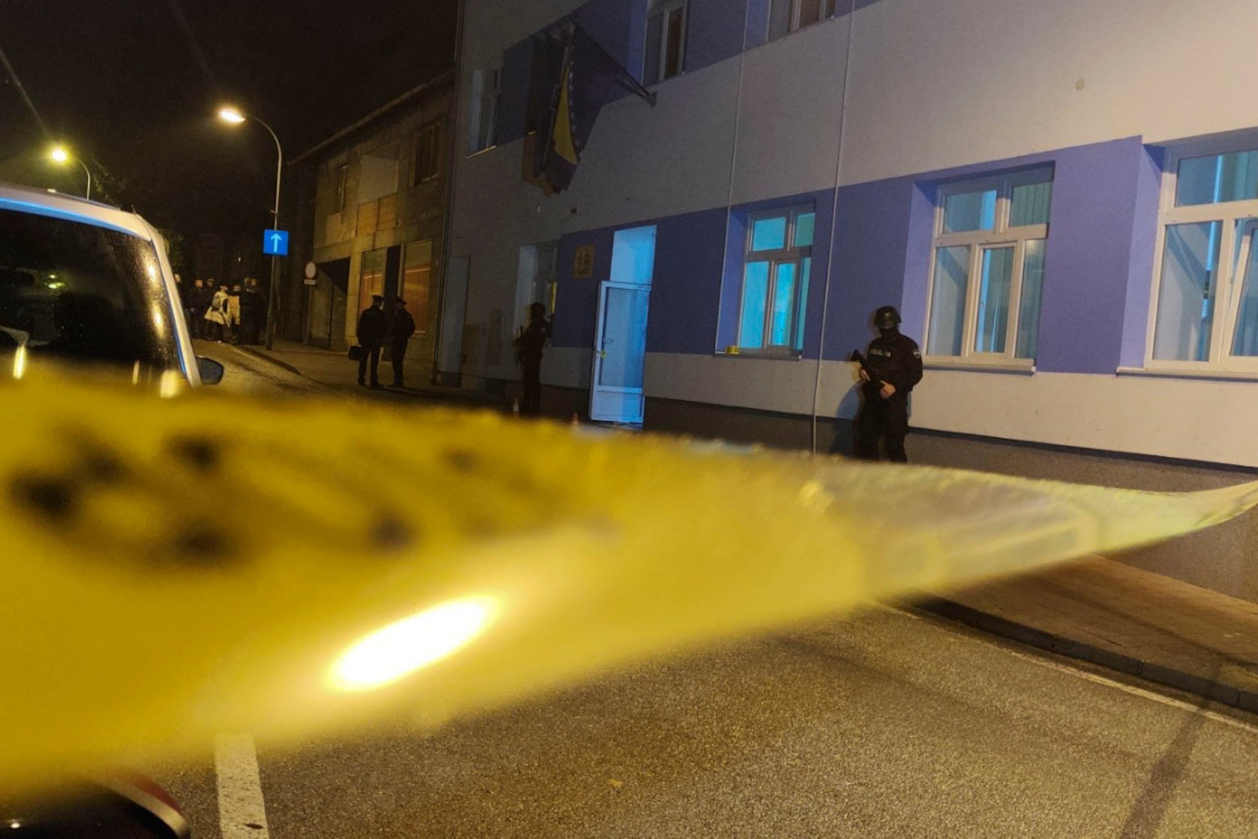 El agresor, nacido en 2009, entró en la comisaría local y apuñaló a los agentes en un ataque "totalmente no provocado", informó la Policía.