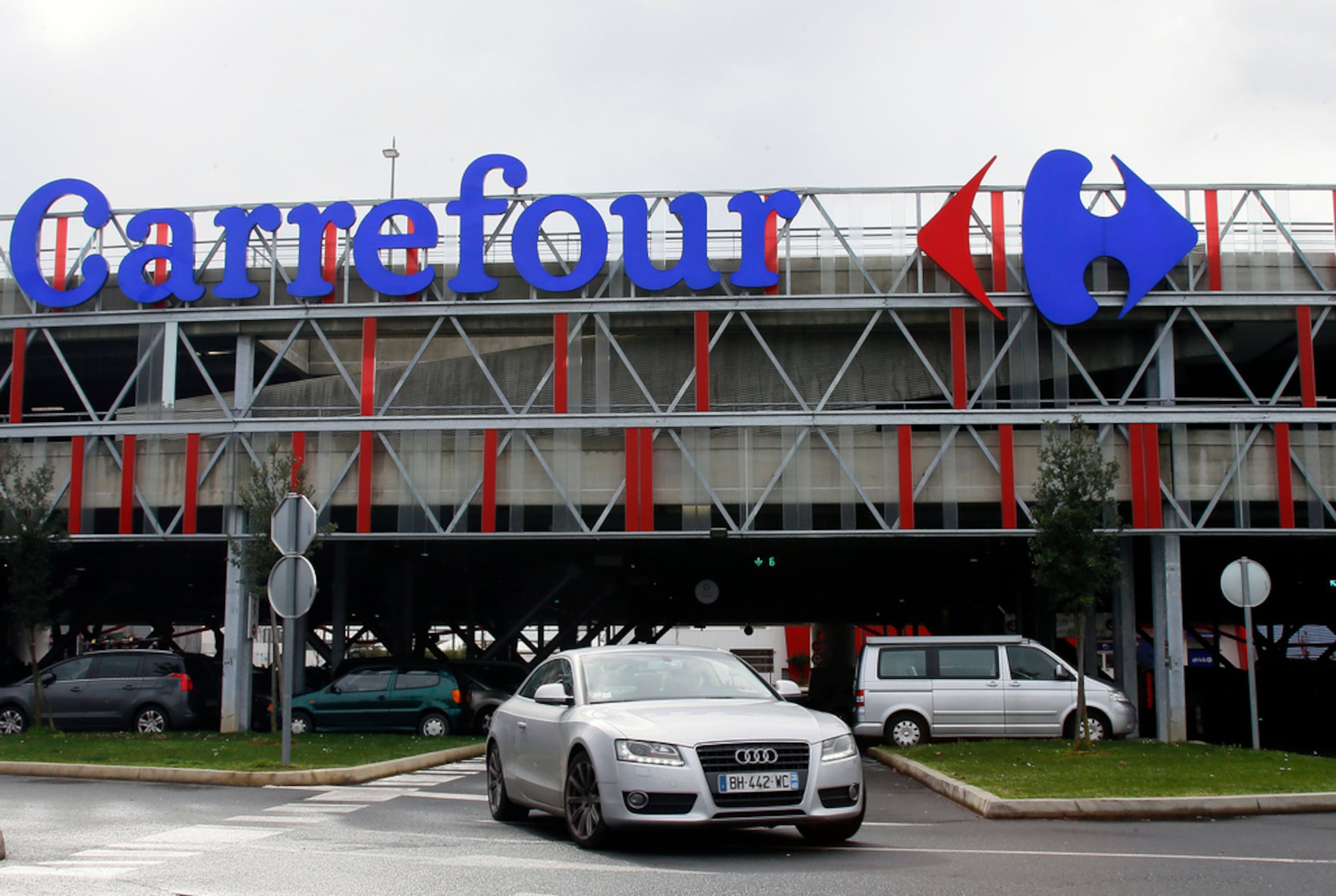 Un auto sale de un Carrefour en Anglet, suroeste de Francia, el 23 de enero de 2018.
