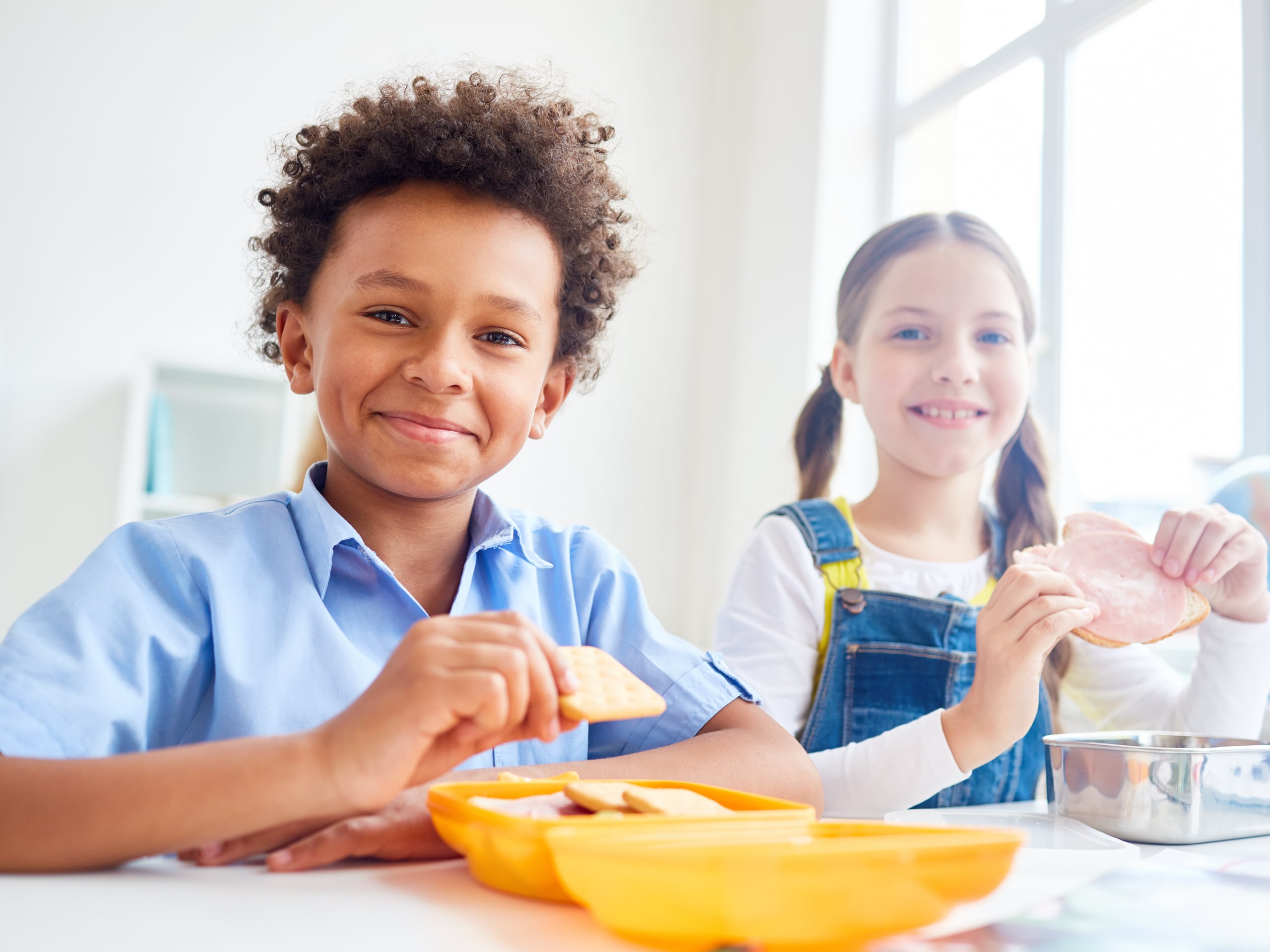 Es importante tomarse el tiempo necesario, desde que vamos al supermercado a escoger los alimentos hasta la preparación de esa lonchera, de modo que lo que consuman tus hijos les aporte nutrientes, energía y sea de beneficio para su cuerpo.