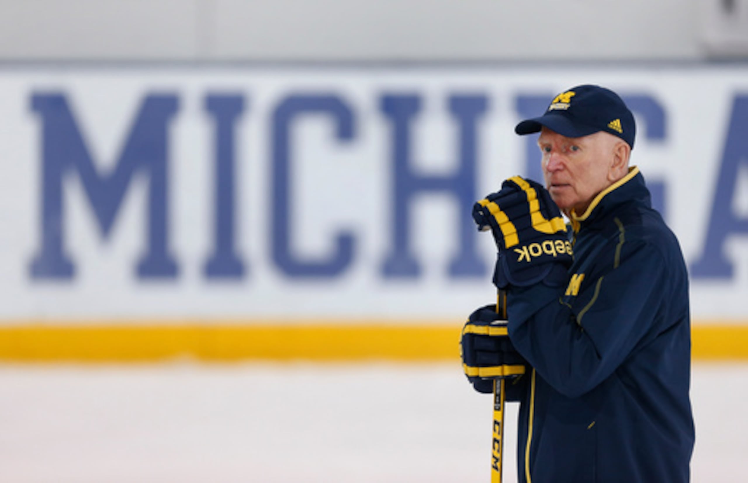 ARCHIVO - El entrenador de hockey de Michigan, Red Berenson.