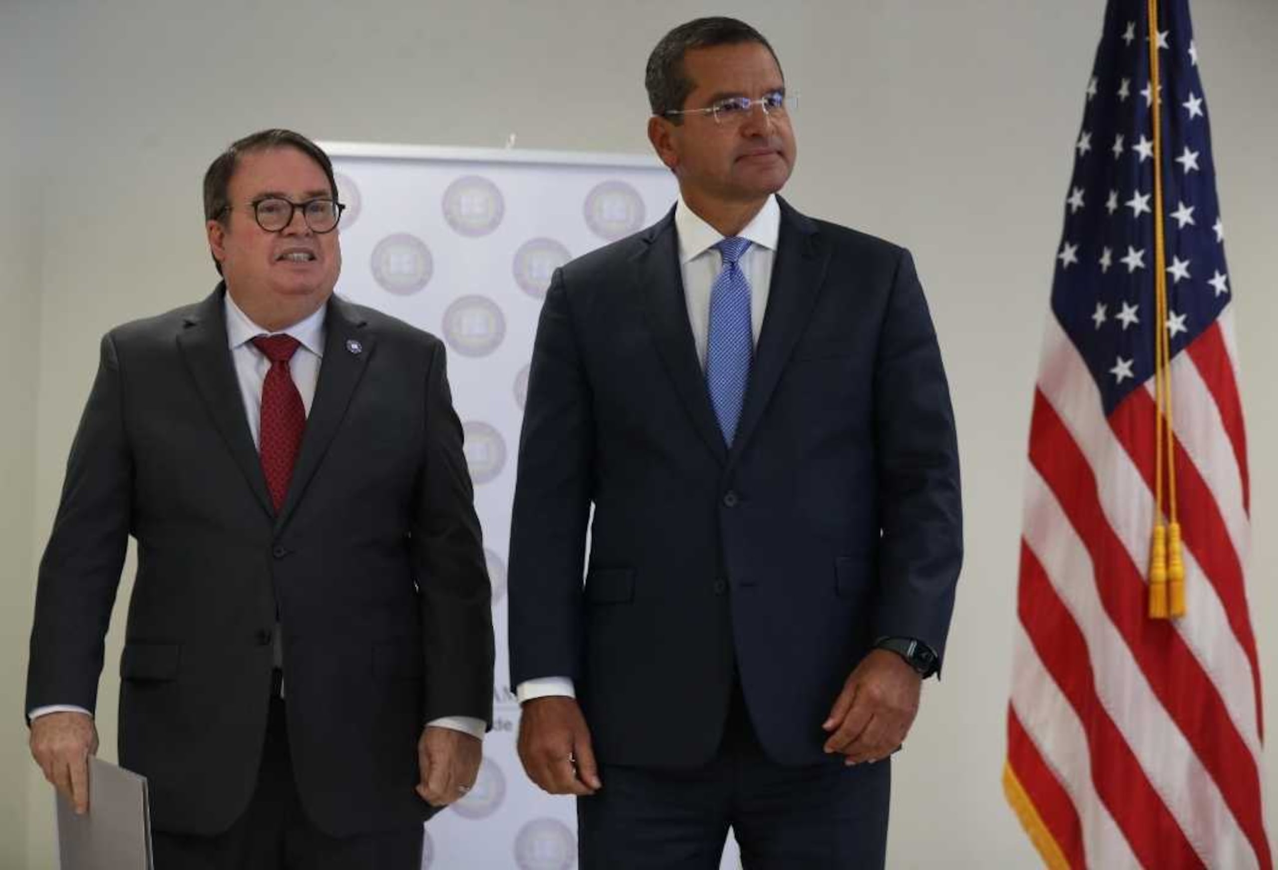 El secretario de Justicia Domingo Emanuelli Hernández (izquierda) y el gobernador Pedro Pierluisi.