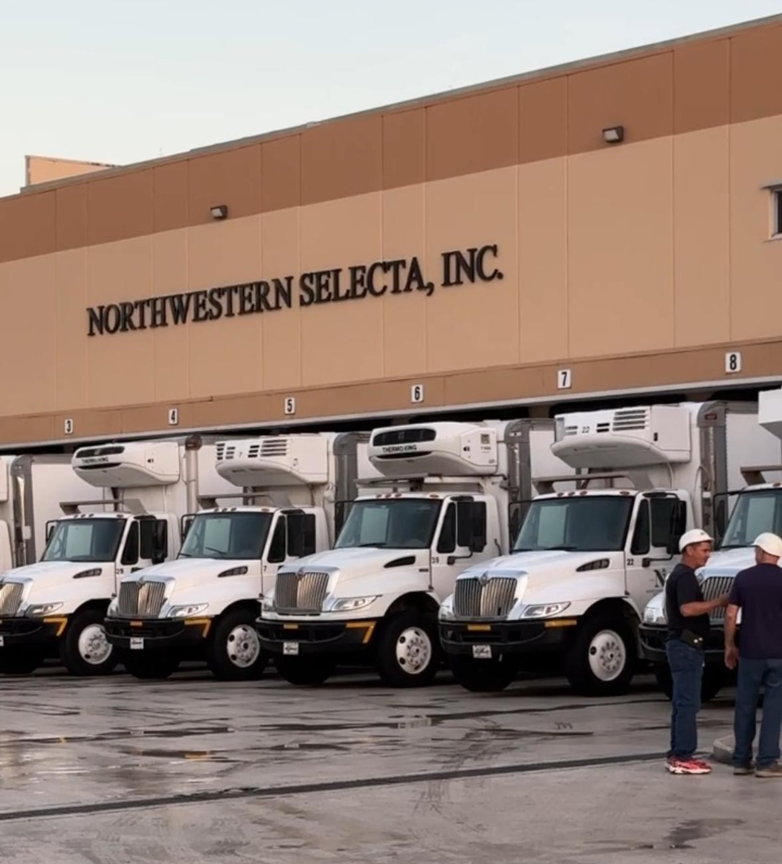 Su centro de operaciones de más de 300,000 pies cuadrados y su moderna flota de camiones refrigerados son evidencia de una empresa que ha sabido evolucionar sin perder de vista su esencia: la excelencia.